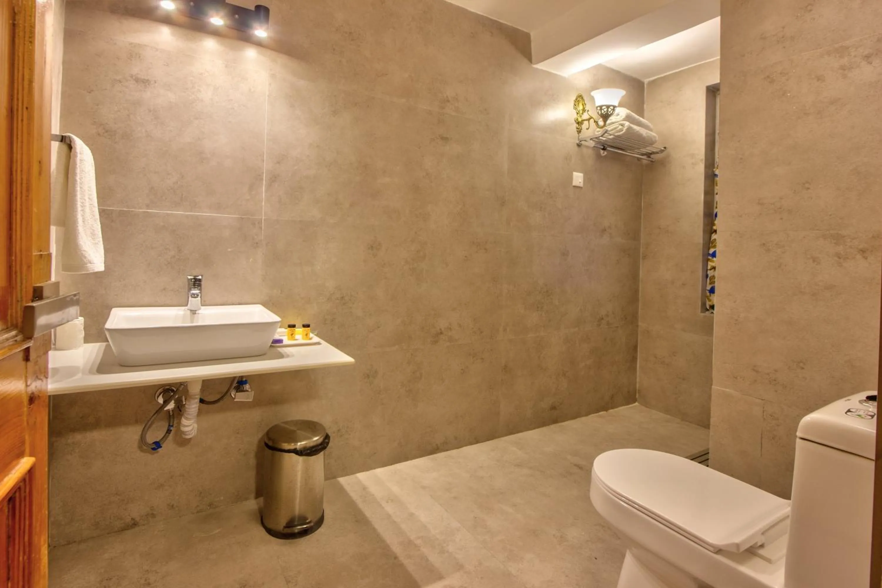 Bathroom in PARADISE-The Whitehouse Cafe