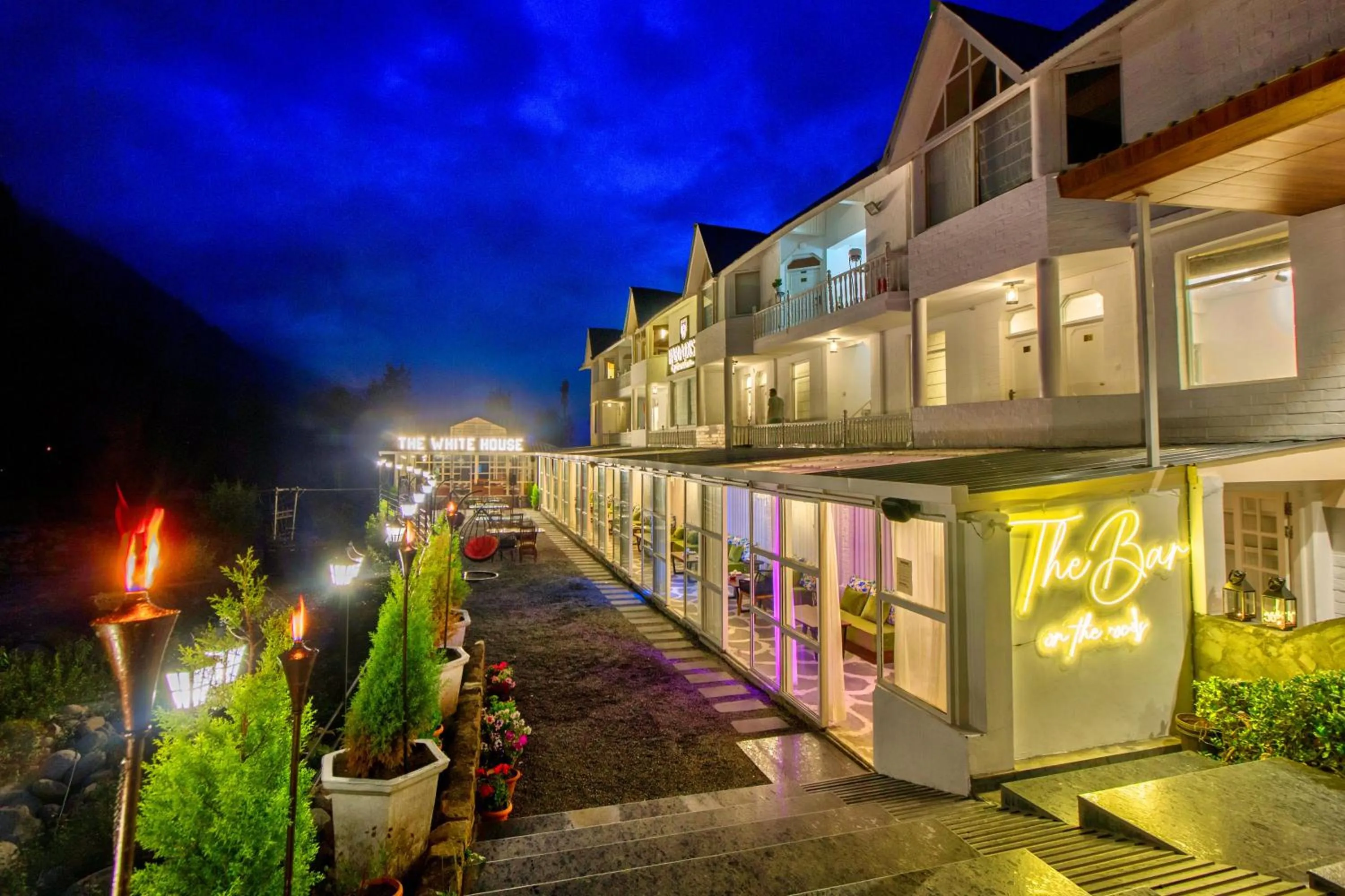 Property building in PARADISE-The Whitehouse Cafe