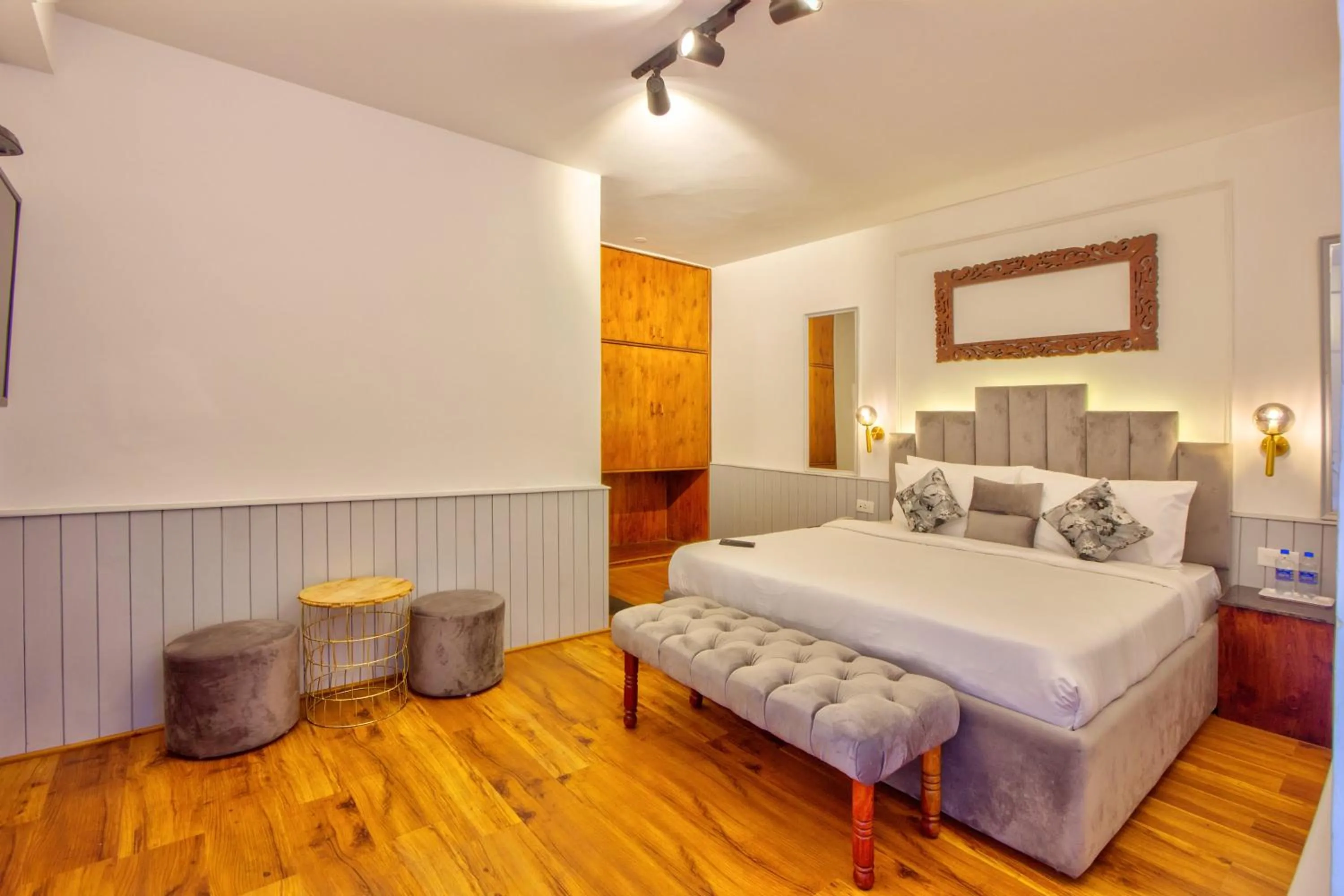 Photo of the whole room in PARADISE-The Whitehouse Cafe