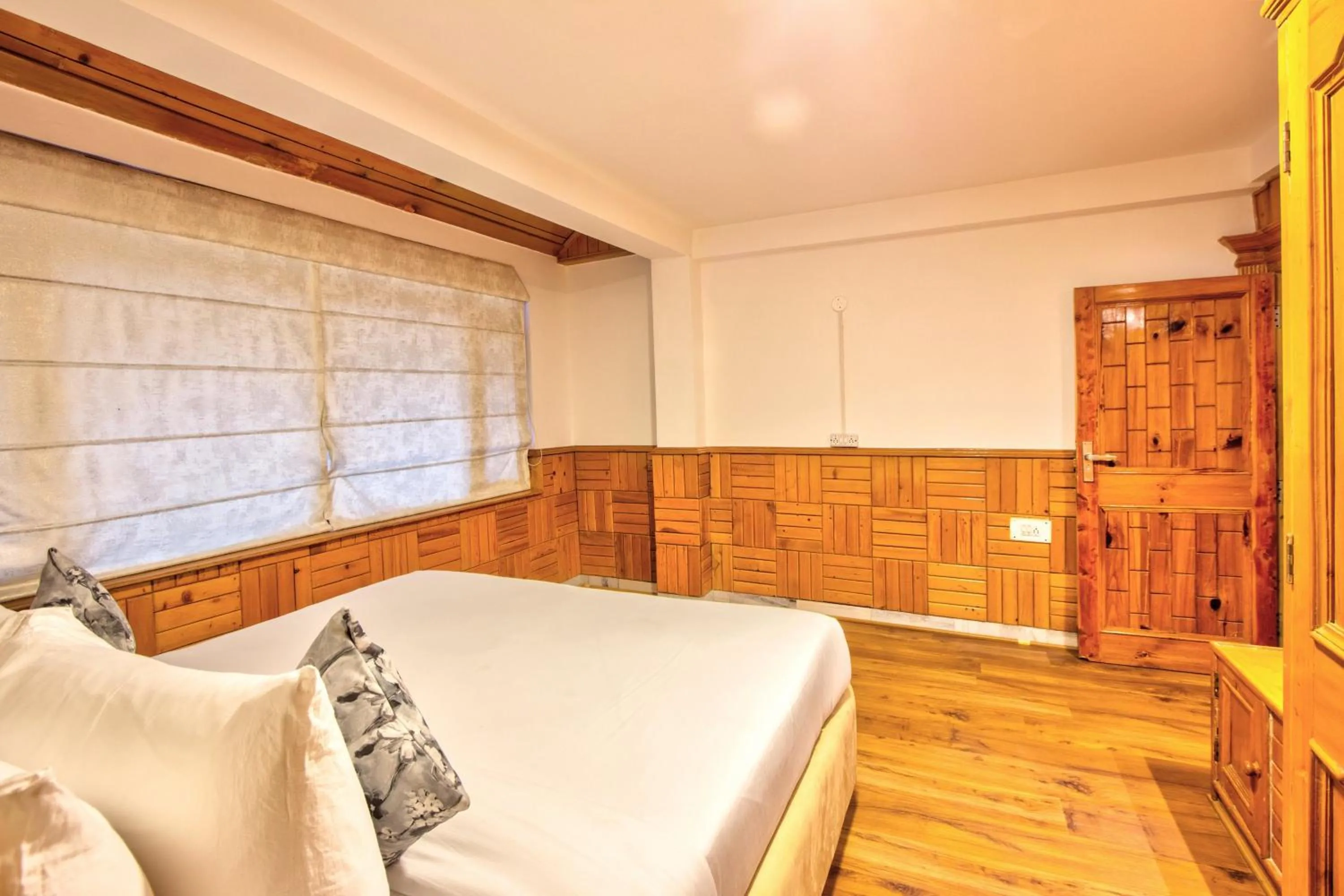 Bed in PARADISE-The Whitehouse Cafe