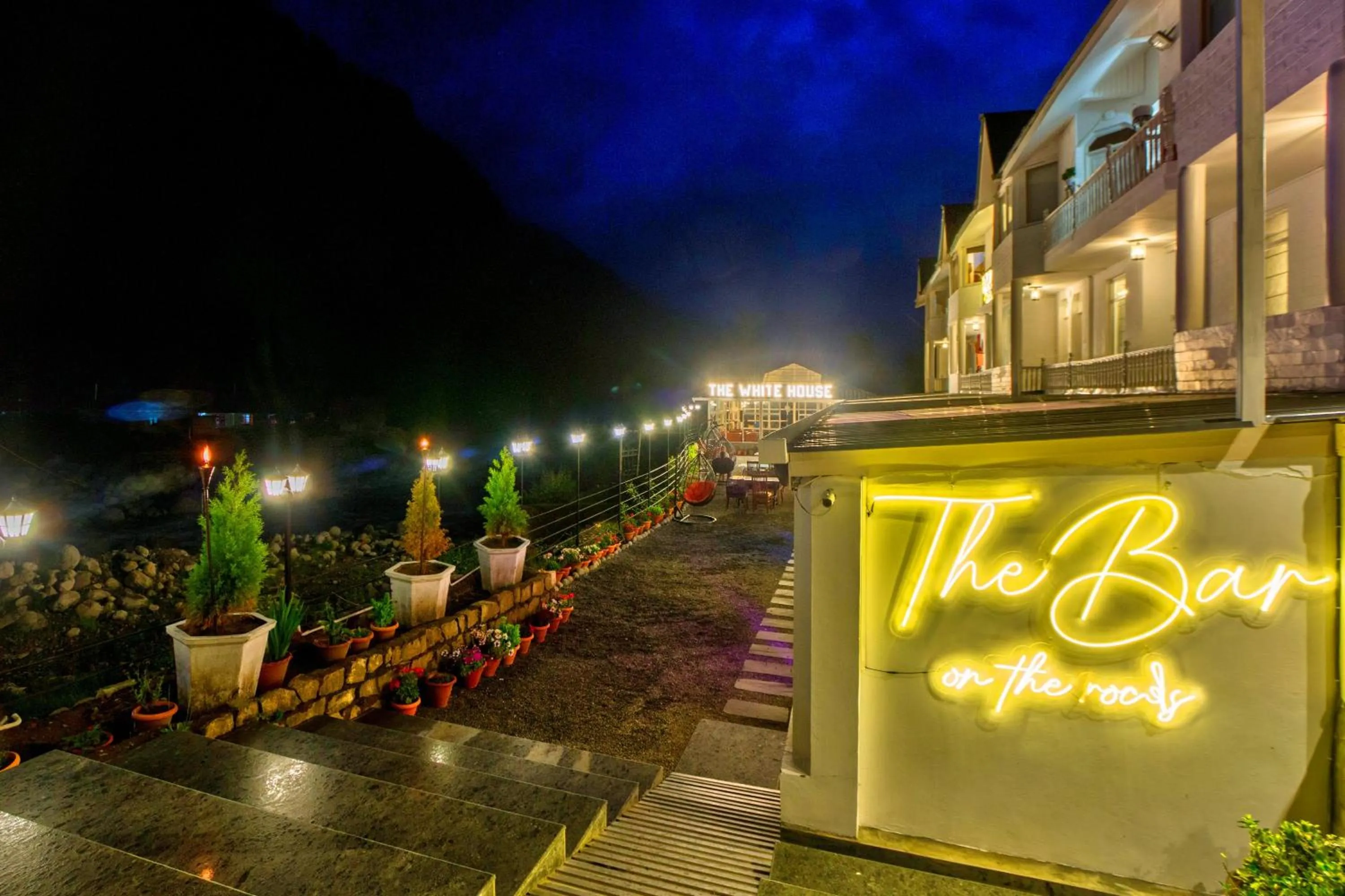 Logo/Certificate/Sign in PARADISE-The Whitehouse Cafe