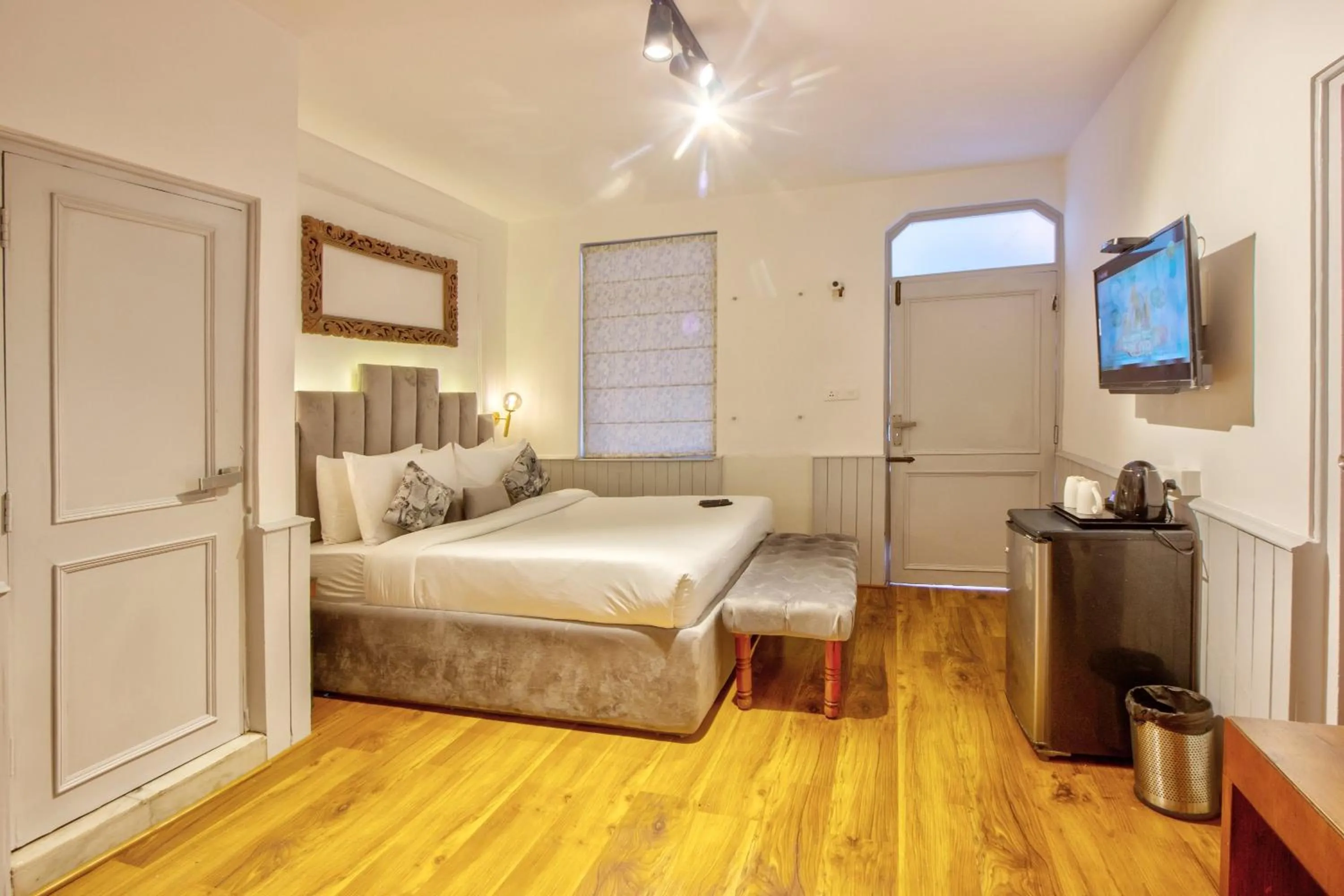 Photo of the whole room in PARADISE-The Whitehouse Cafe