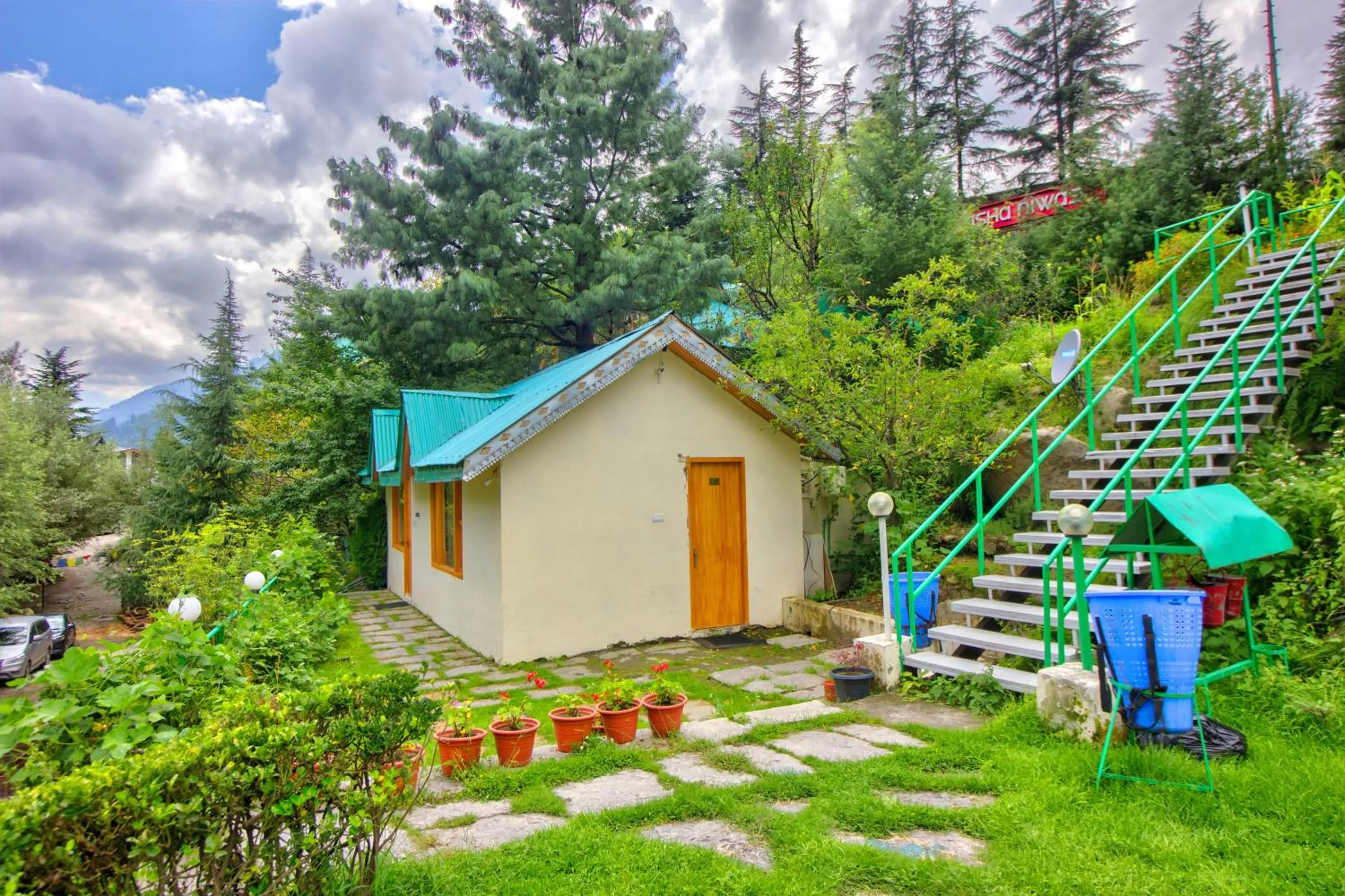 Property building in PARADISE-The Whitehouse Cafe