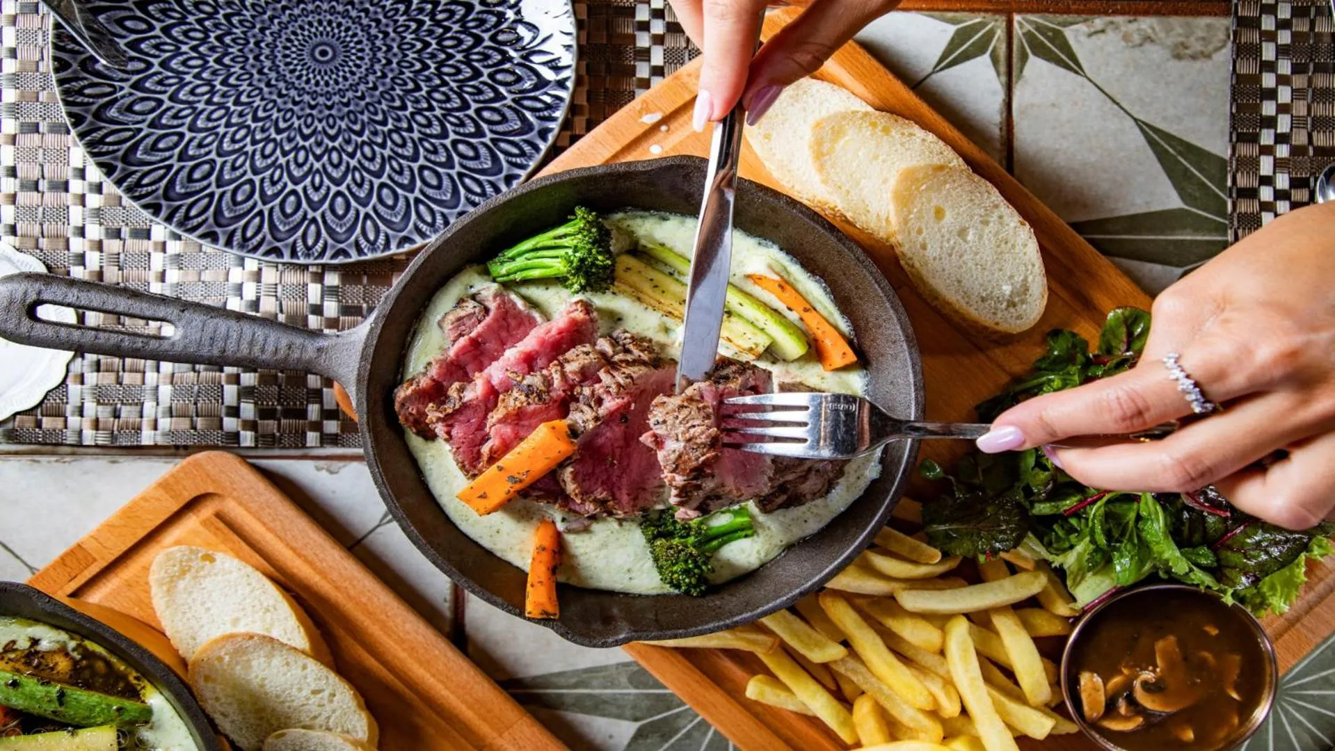 Restaurant/places to eat in Hotel Philosophy