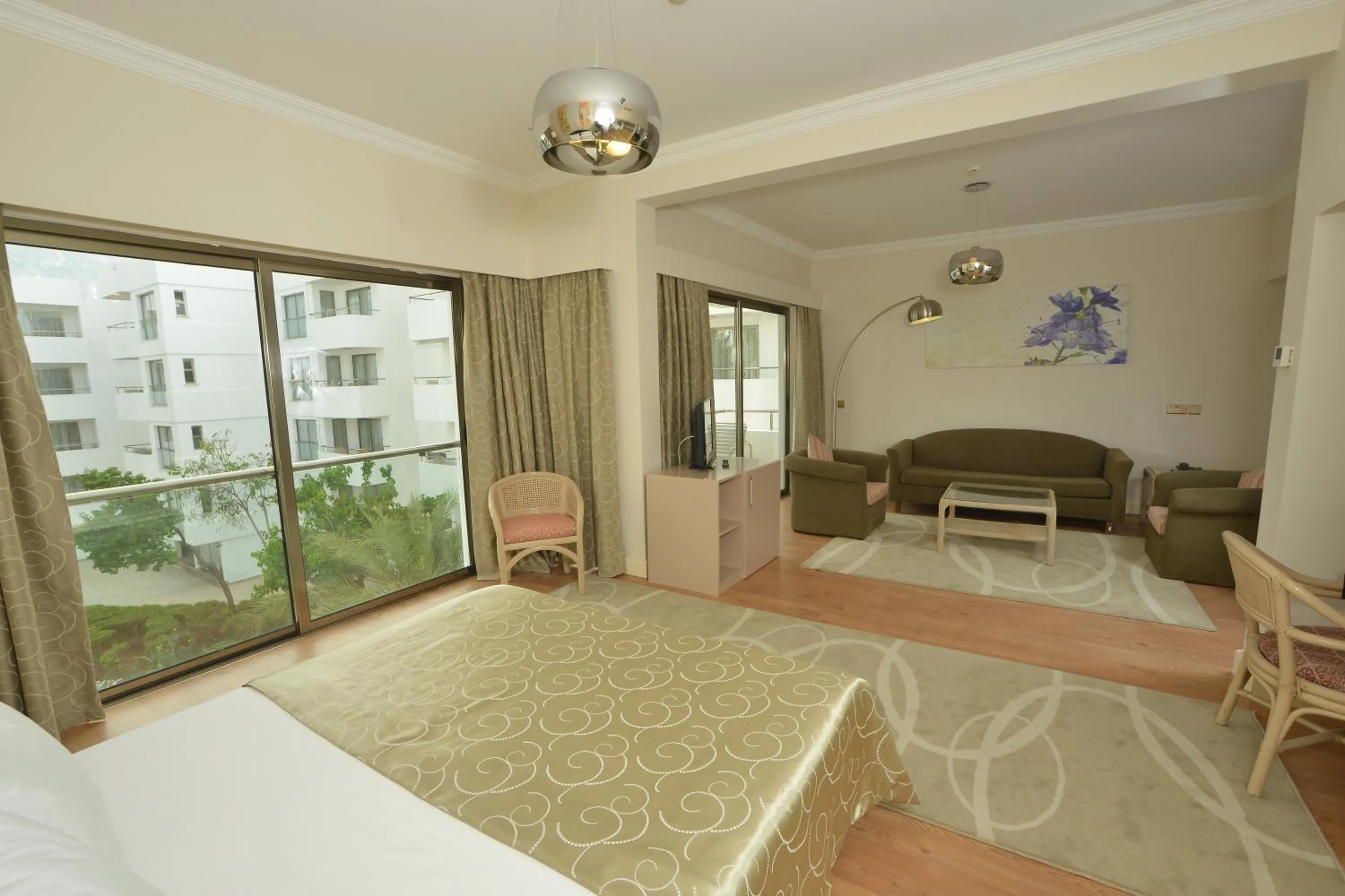 Seating area, Bed in Jasmine Court Hotel & Casino