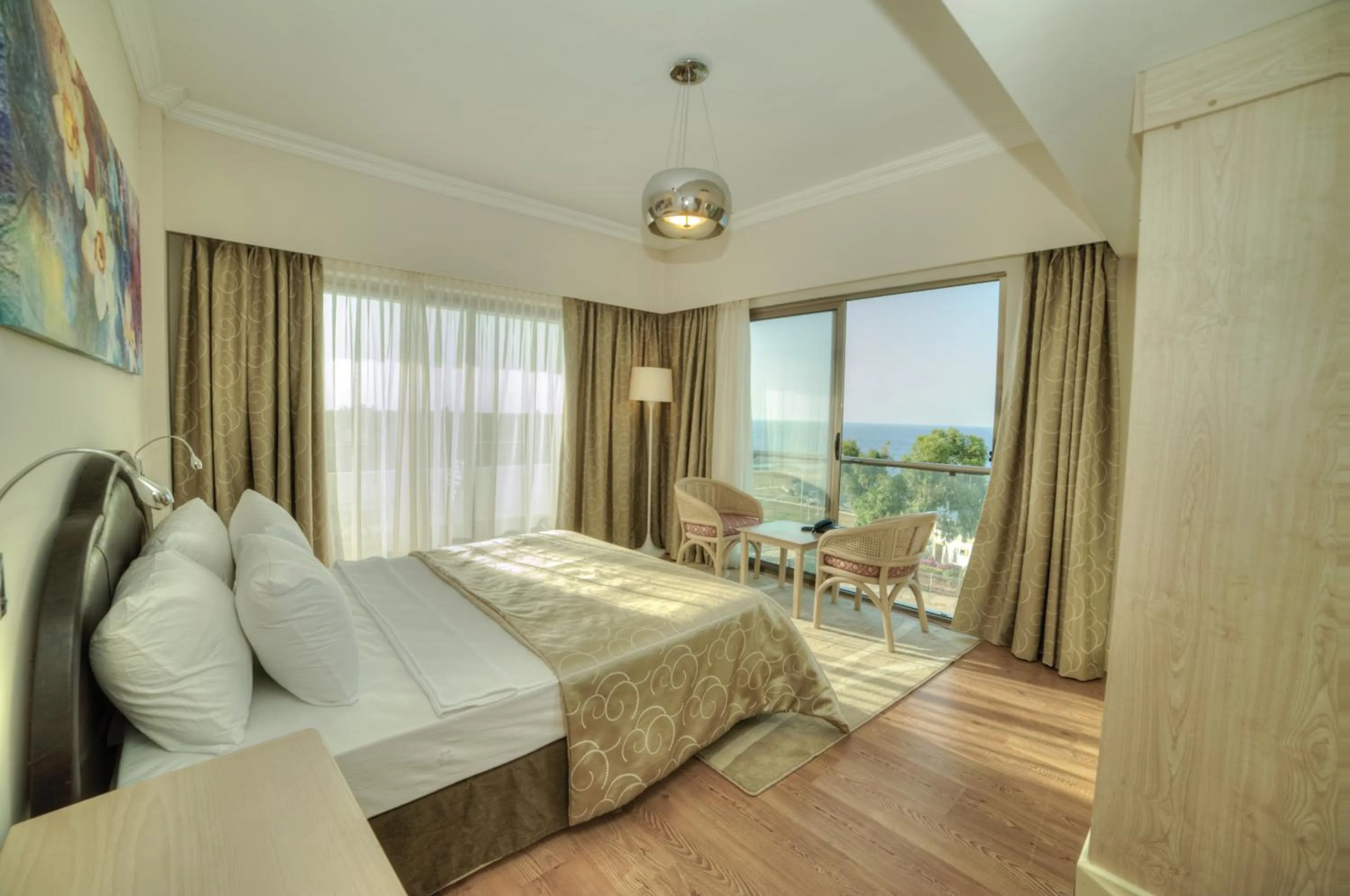 Photo of the whole room, Bed in Jasmine Court Hotel & Casino