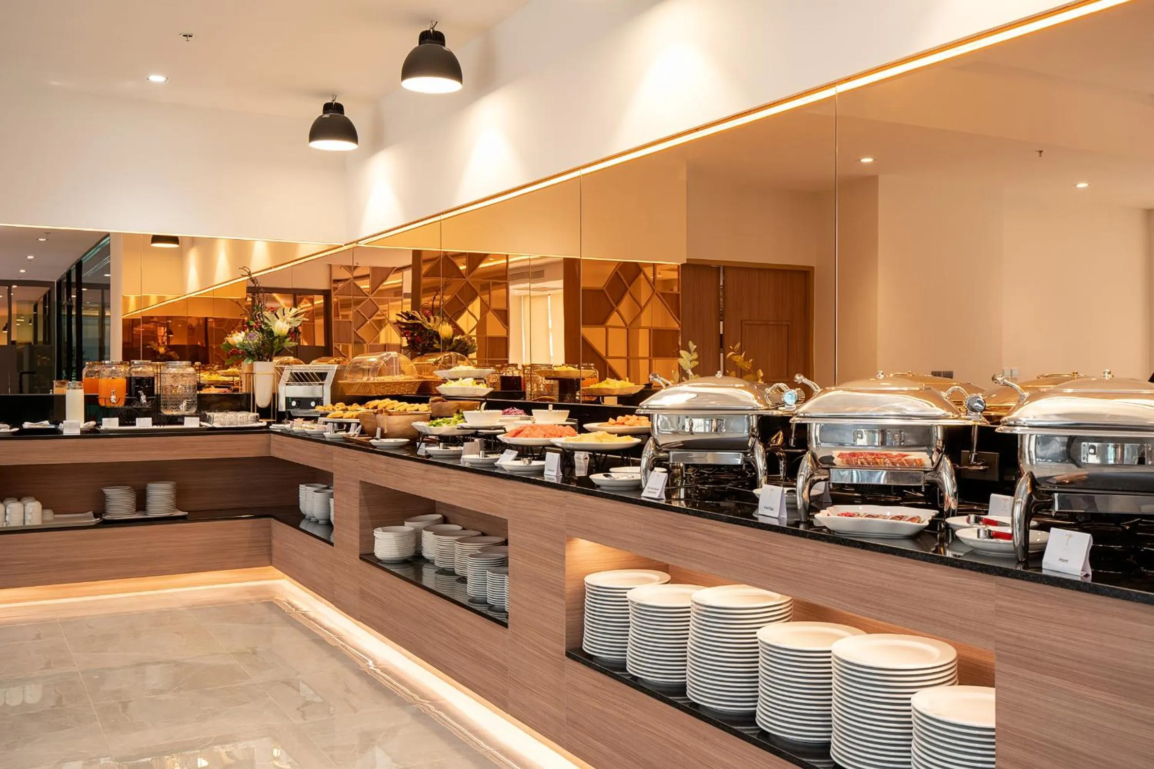 Restaurant/places to eat in Thaya Hotel Bangkok