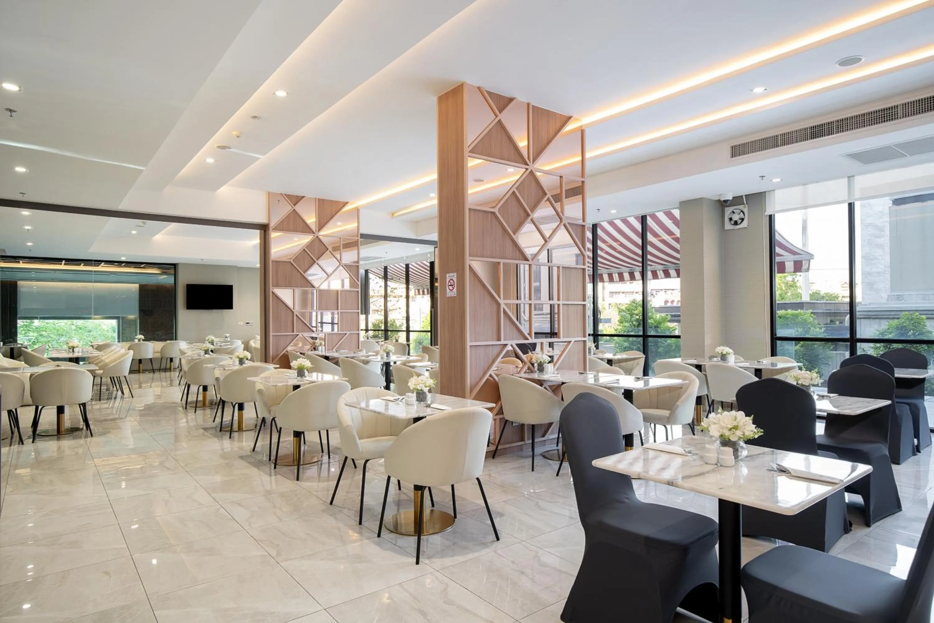 Restaurant/places to eat in Thaya Hotel Bangkok