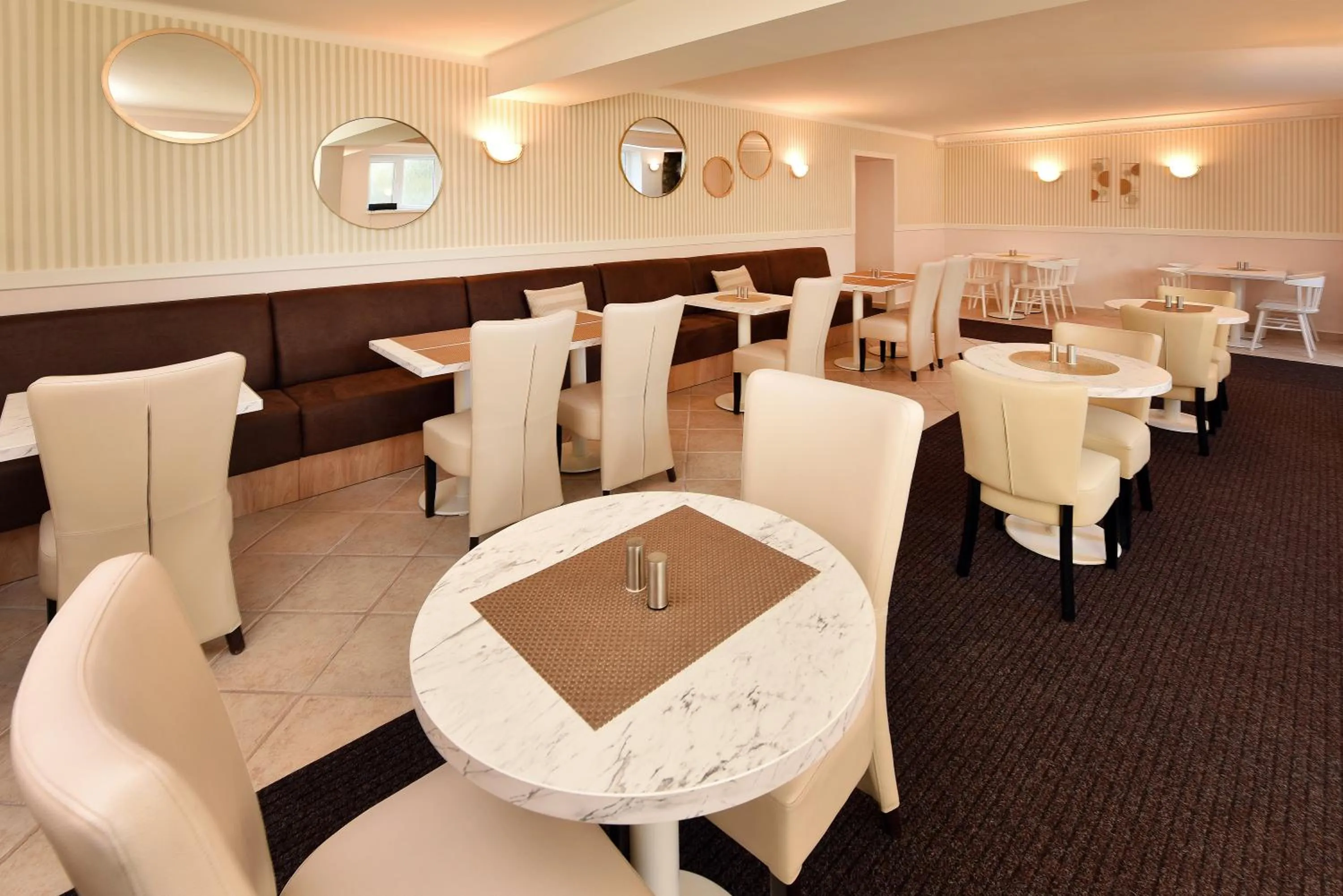 Buffet breakfast in APLEND Hotel Lujza Major