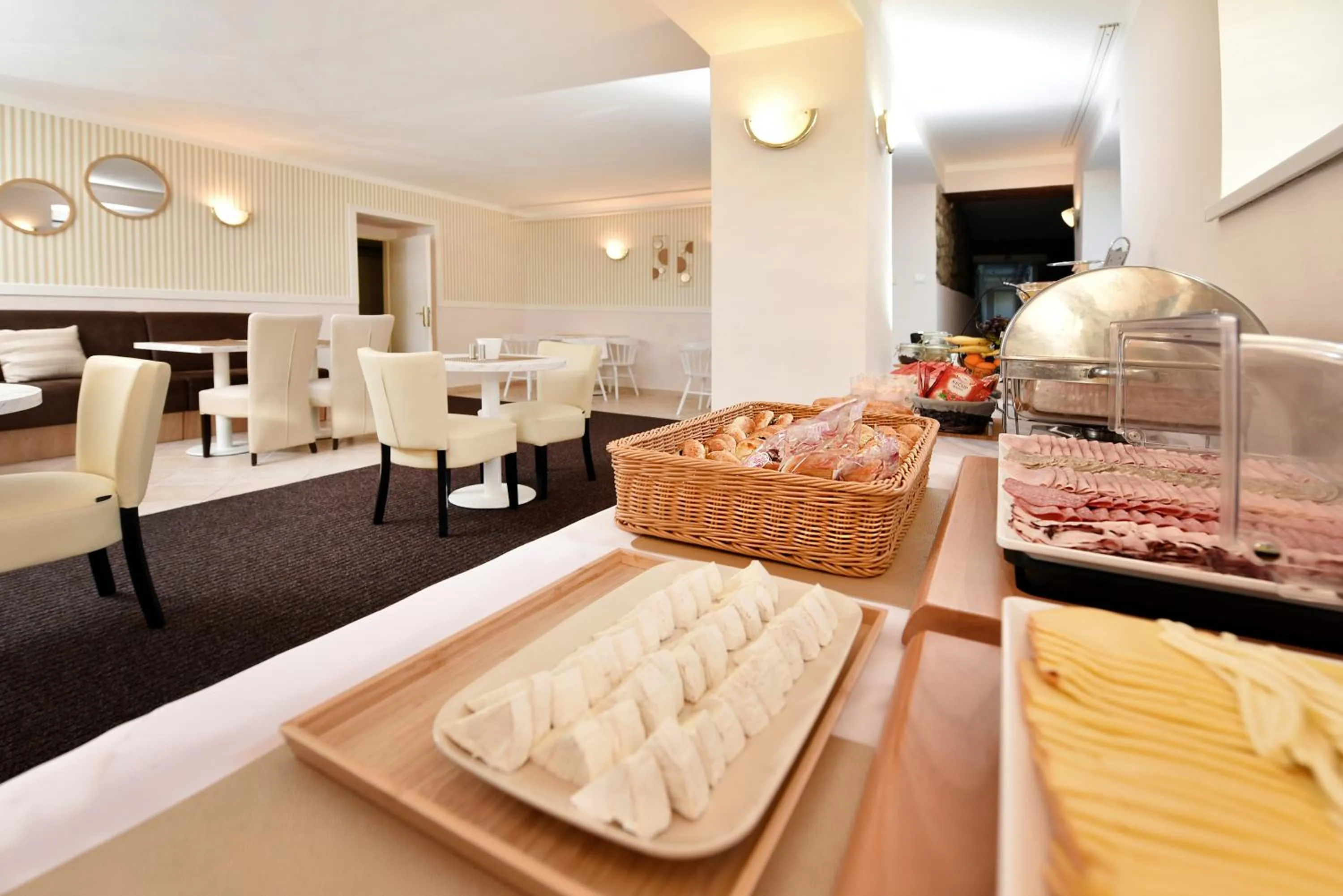 Breakfast in APLEND Hotel Lujza Major