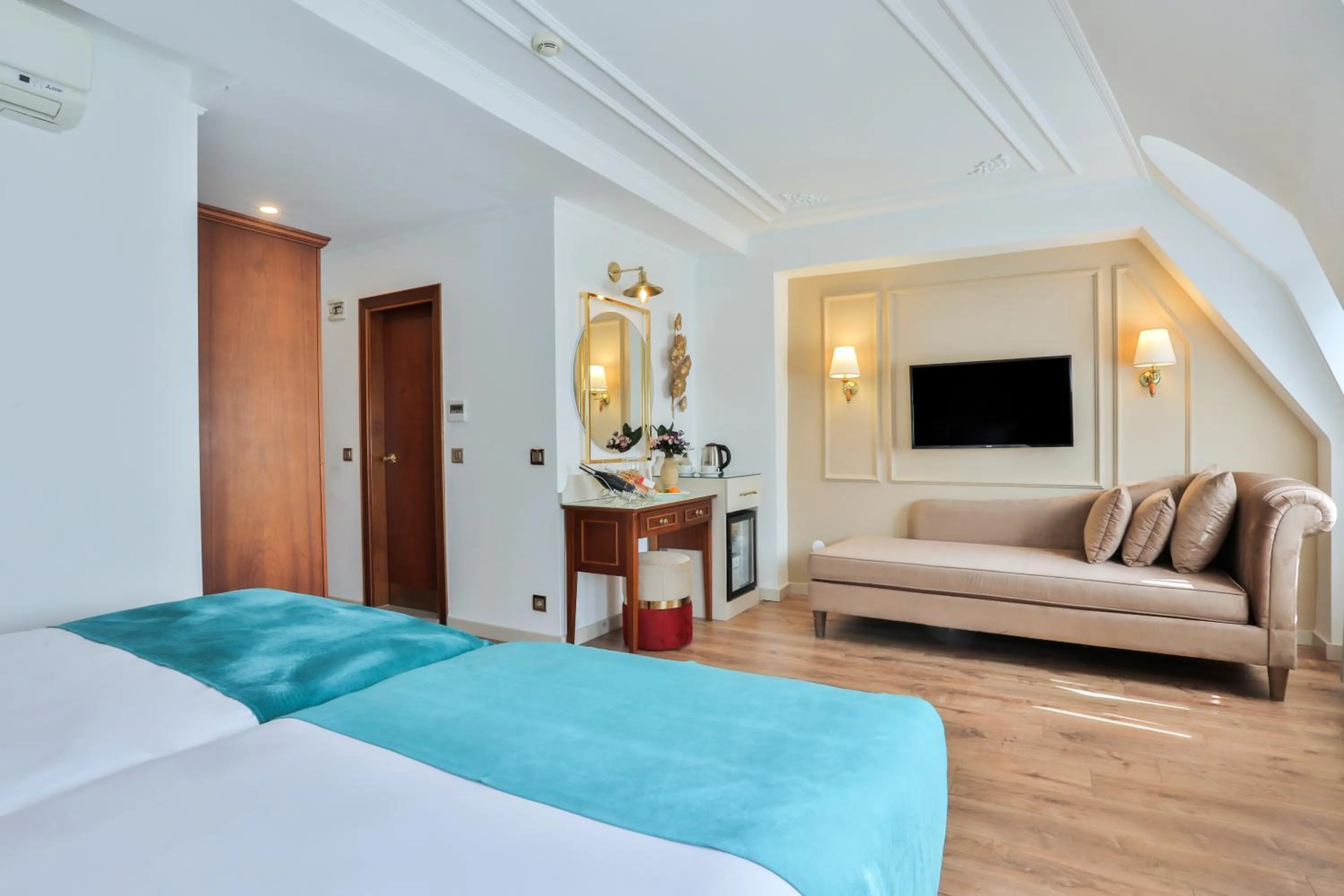 Photo of the whole room, Bed in Orient Express & Spa by Orka Hotels