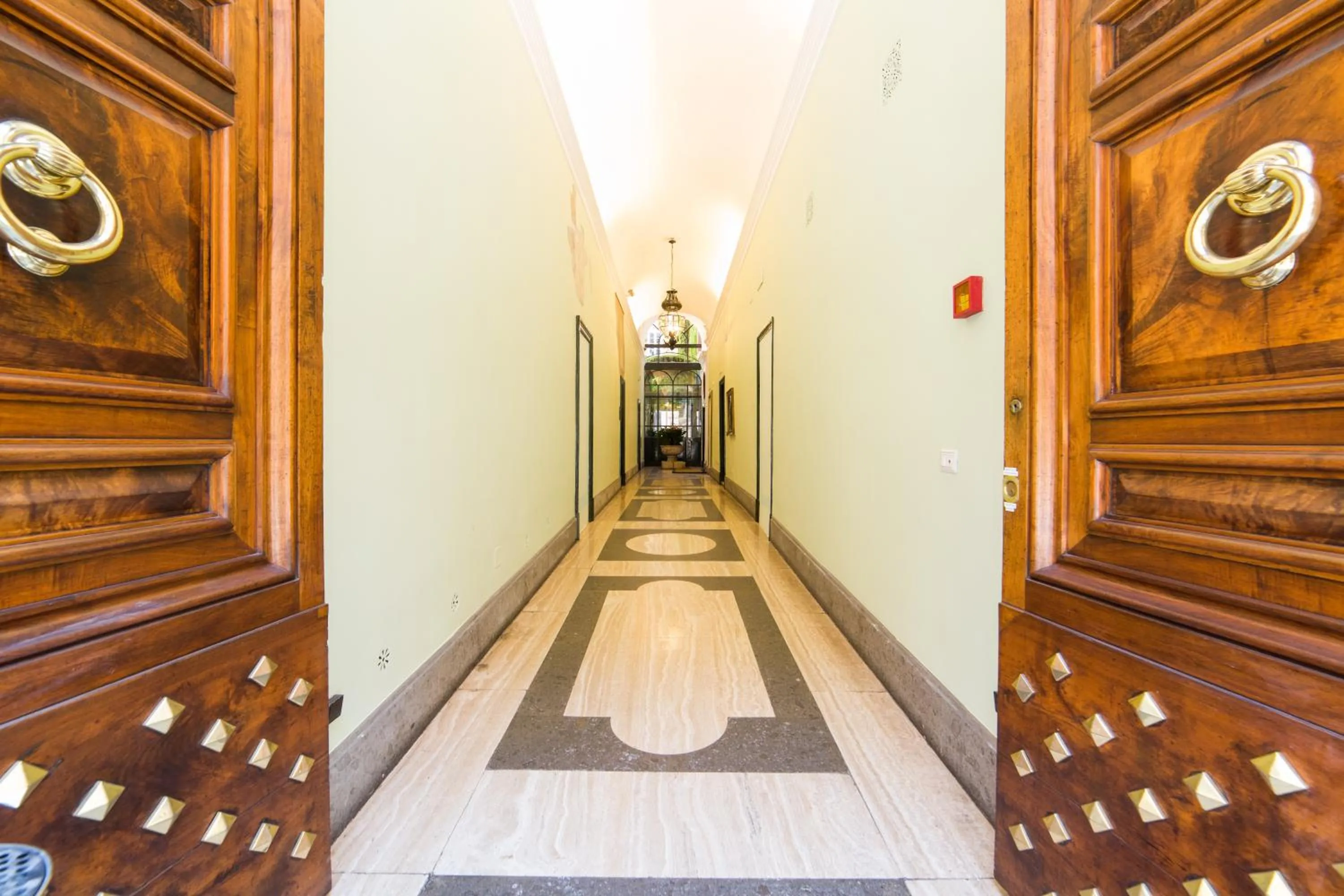 Facade/entrance in Babuino 79