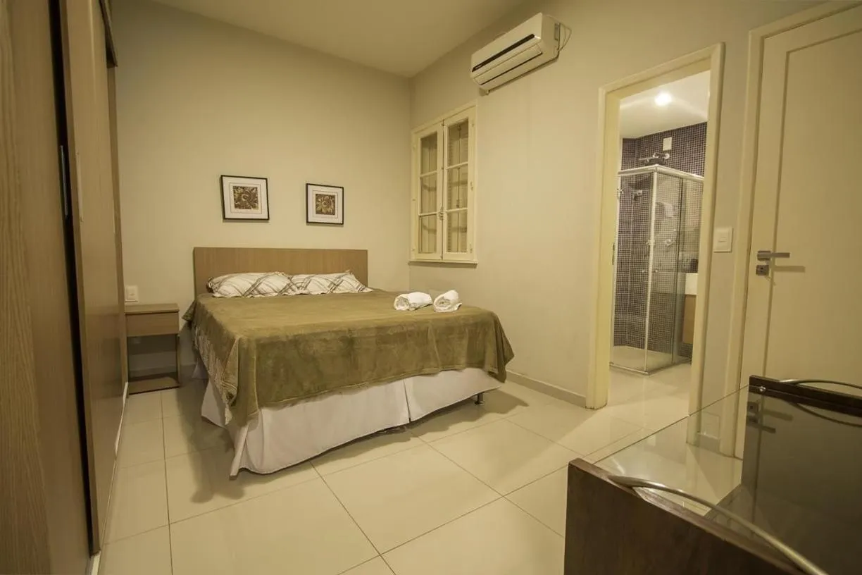 Bedroom, Bed in Confortável 3Qts: Vista Lateral Mar