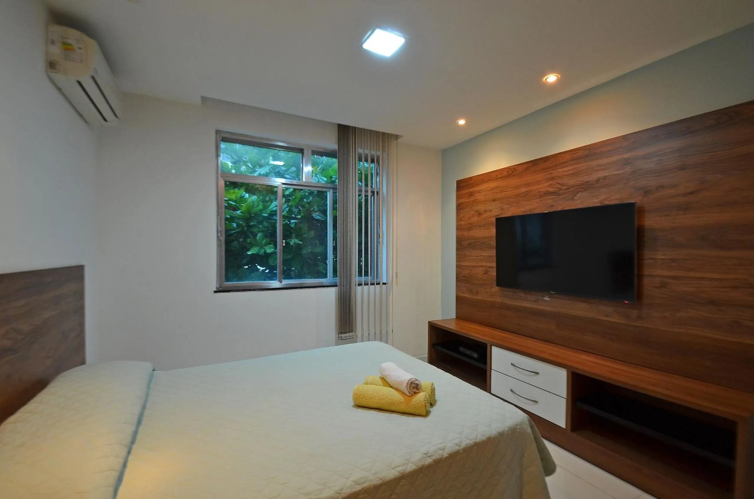 Bedroom, Bed in Confortável 3Qts: Vista Lateral Mar