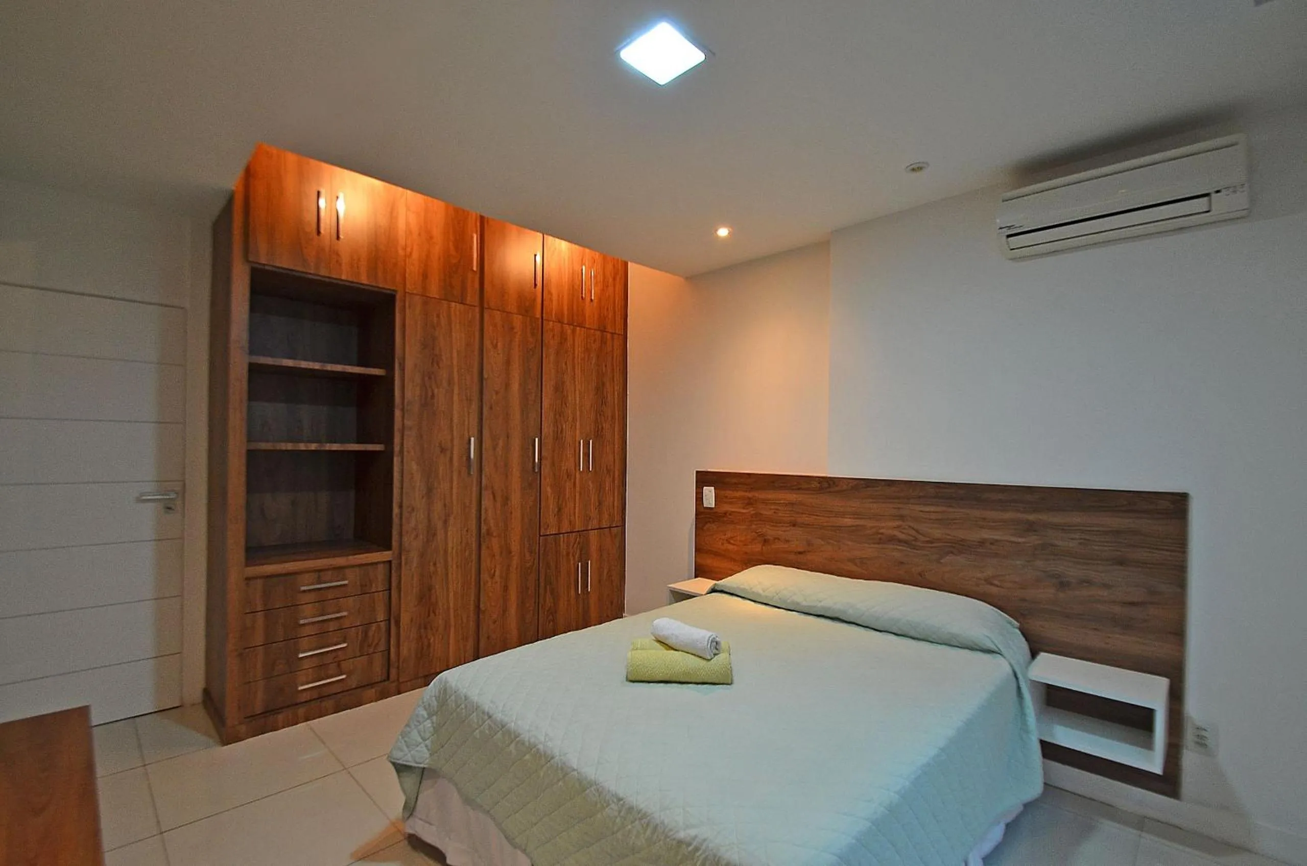 Bedroom, Bed in Confortável 3Qts: Vista Lateral Mar