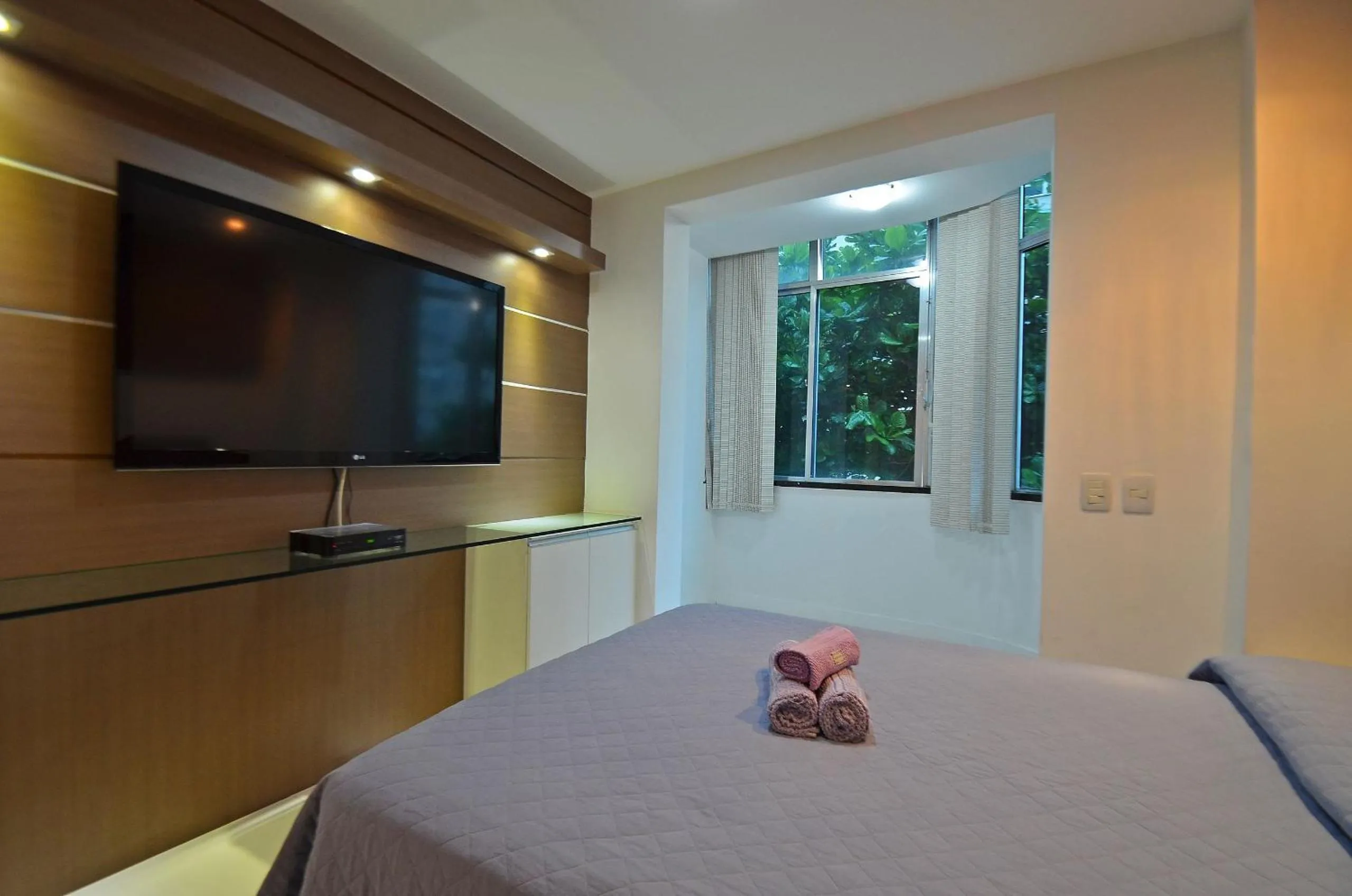 Bedroom, Bed in Confortável 3Qts: Vista Lateral Mar