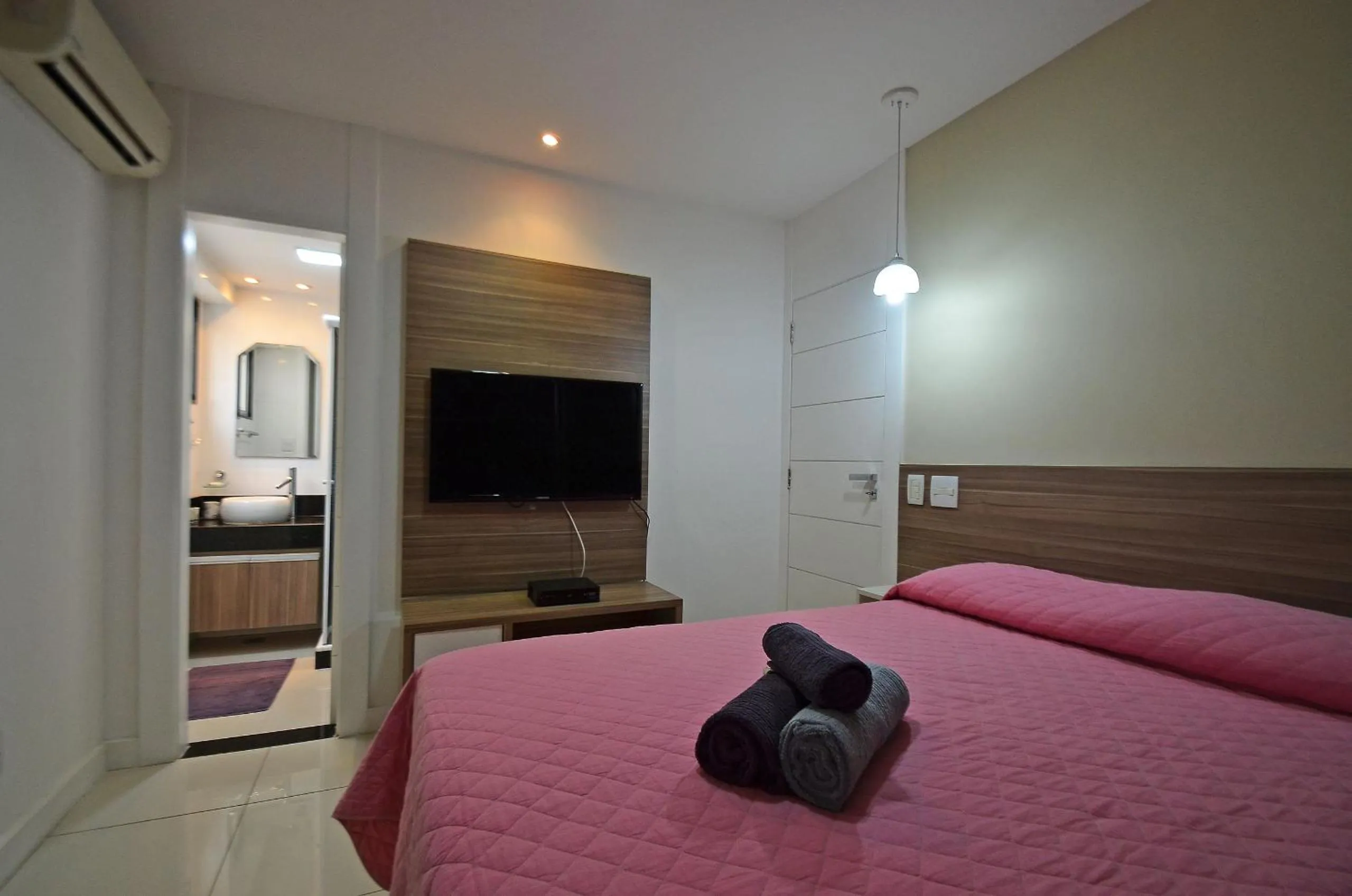 Bedroom, Bed in Confortável 3Qts: Vista Lateral Mar