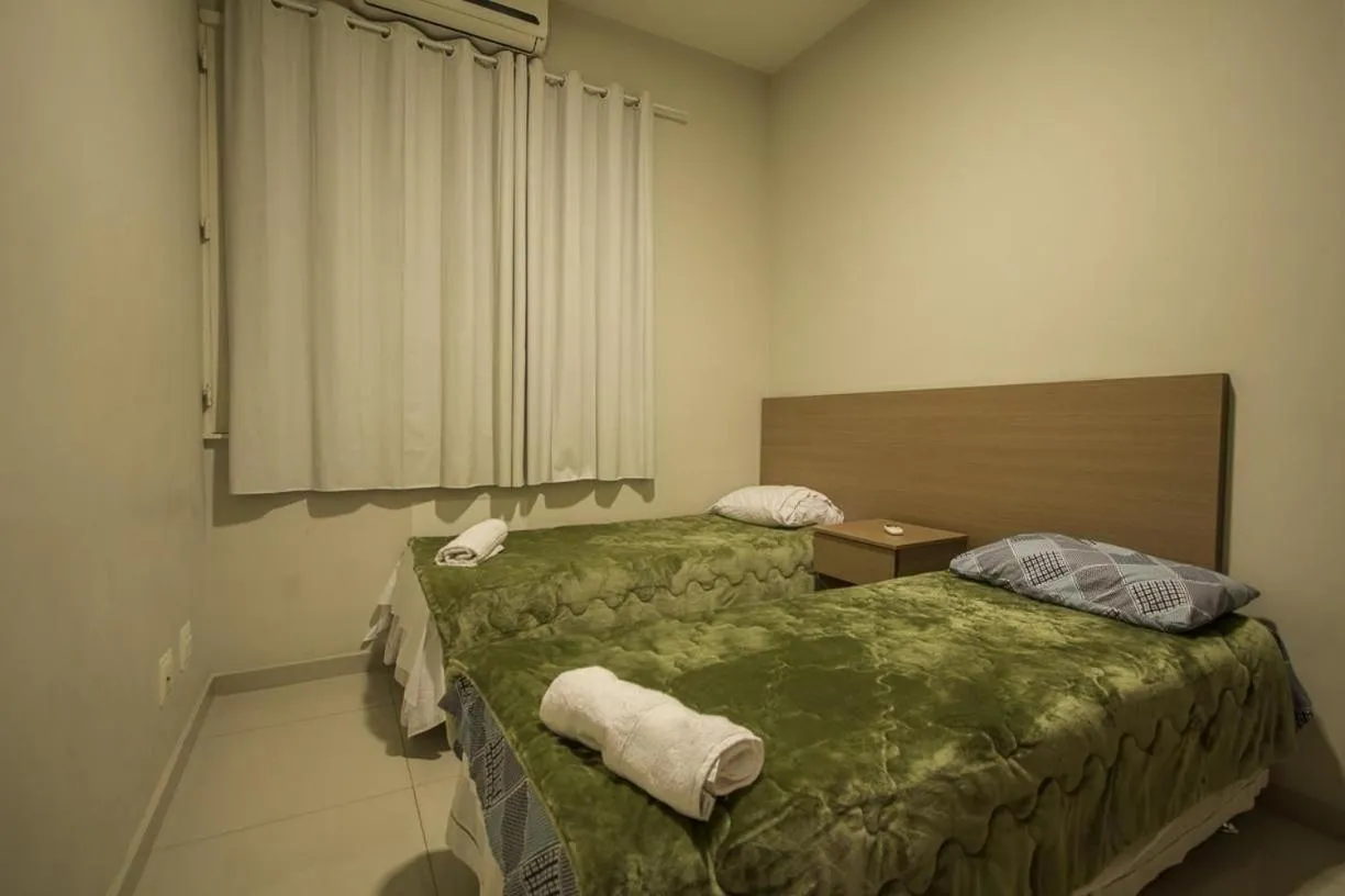 Bedroom, Bed in Confortável 3Qts: Vista Lateral Mar