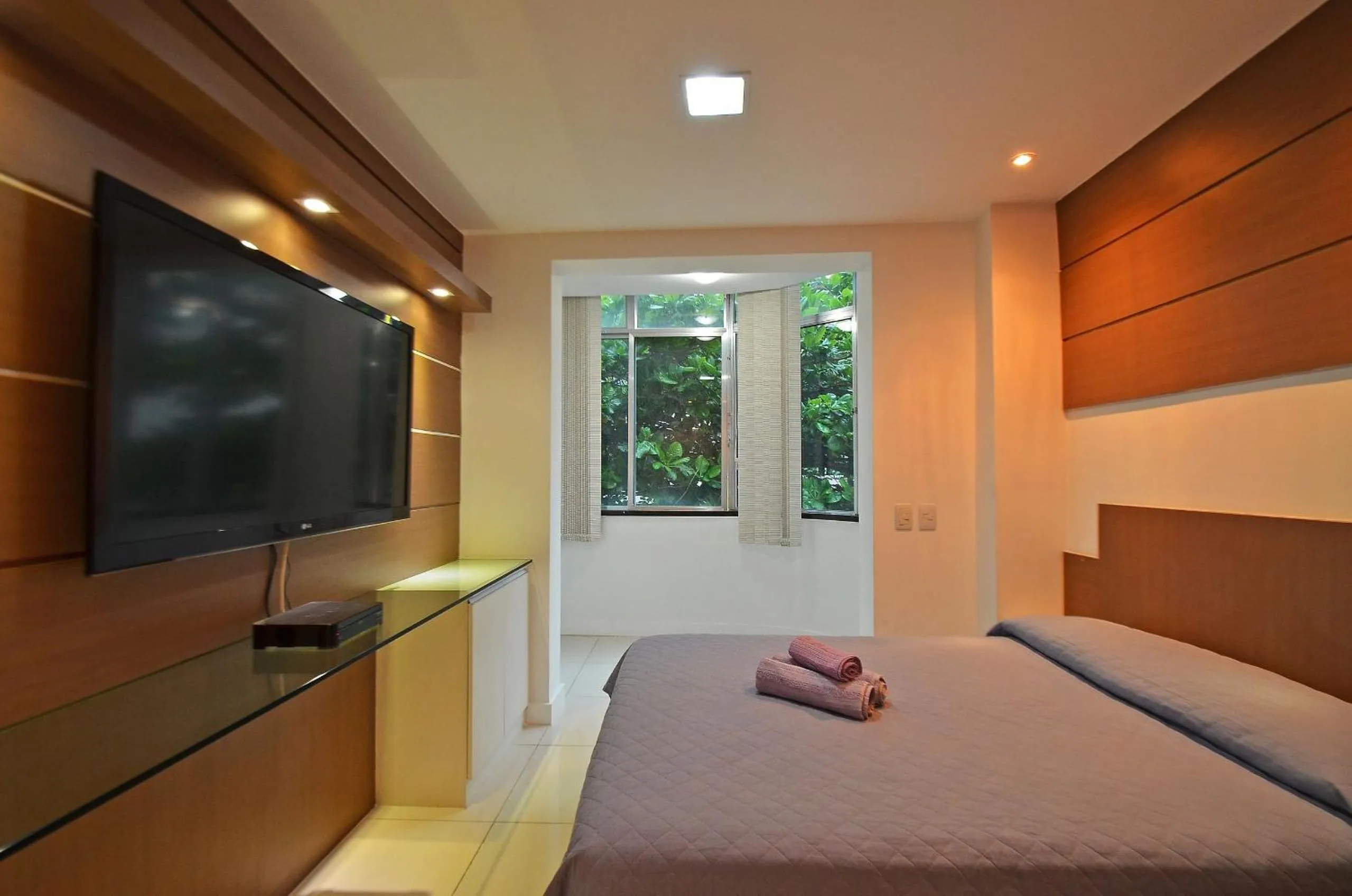 Bedroom, Bed in Confortável 3Qts: Vista Lateral Mar