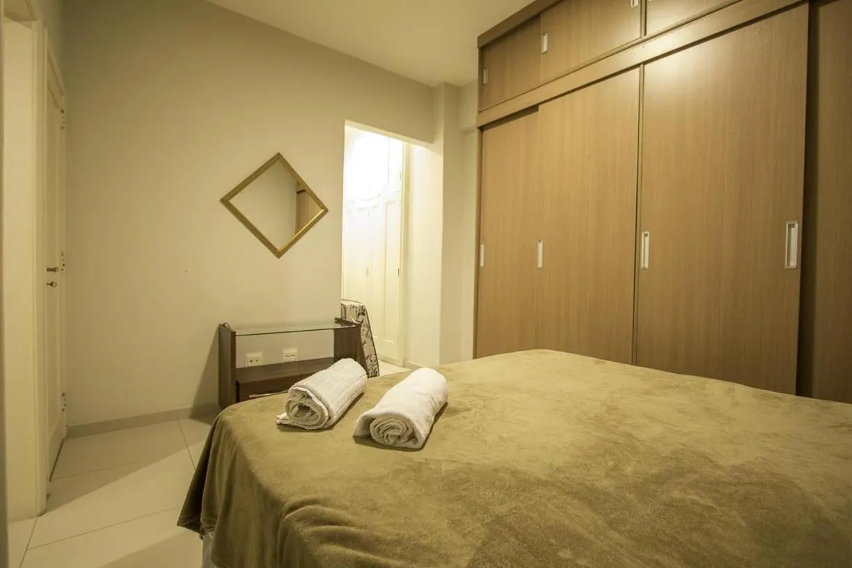 Bedroom, Bed in Confortável 3Qts: Vista Lateral Mar