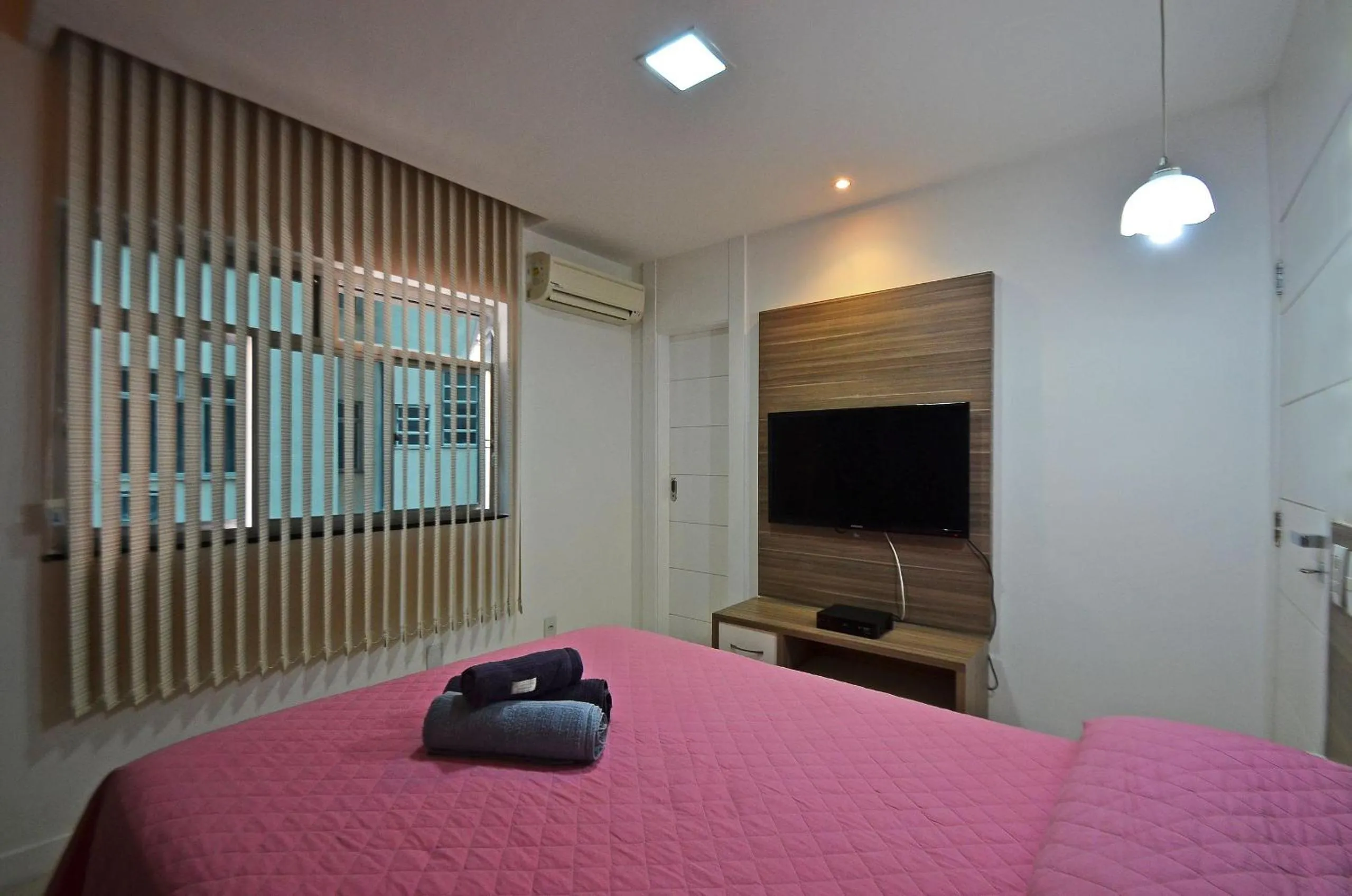 Bedroom, Bed in Confortável 3Qts: Vista Lateral Mar