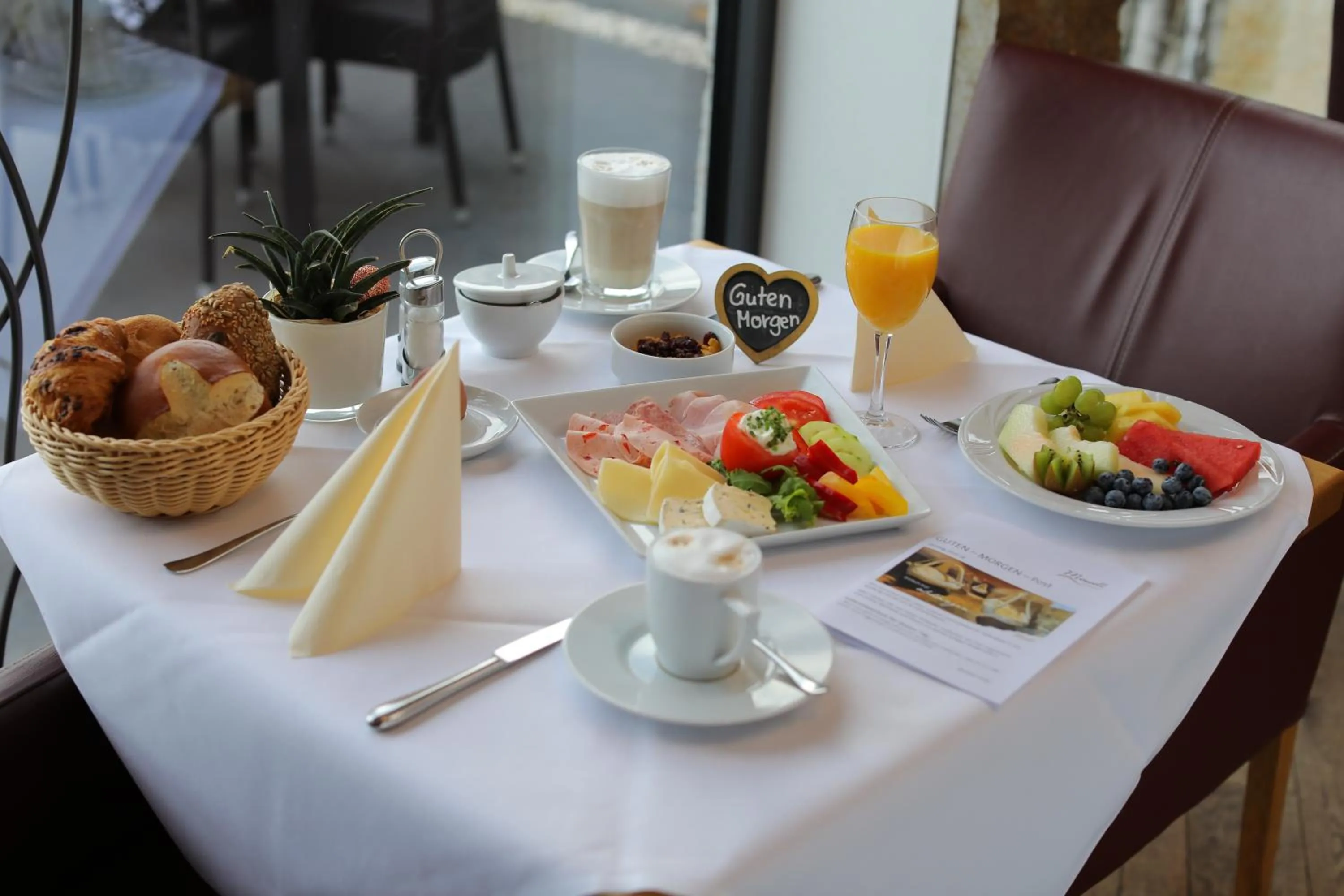 Restaurant/places to eat in Mawell Resort