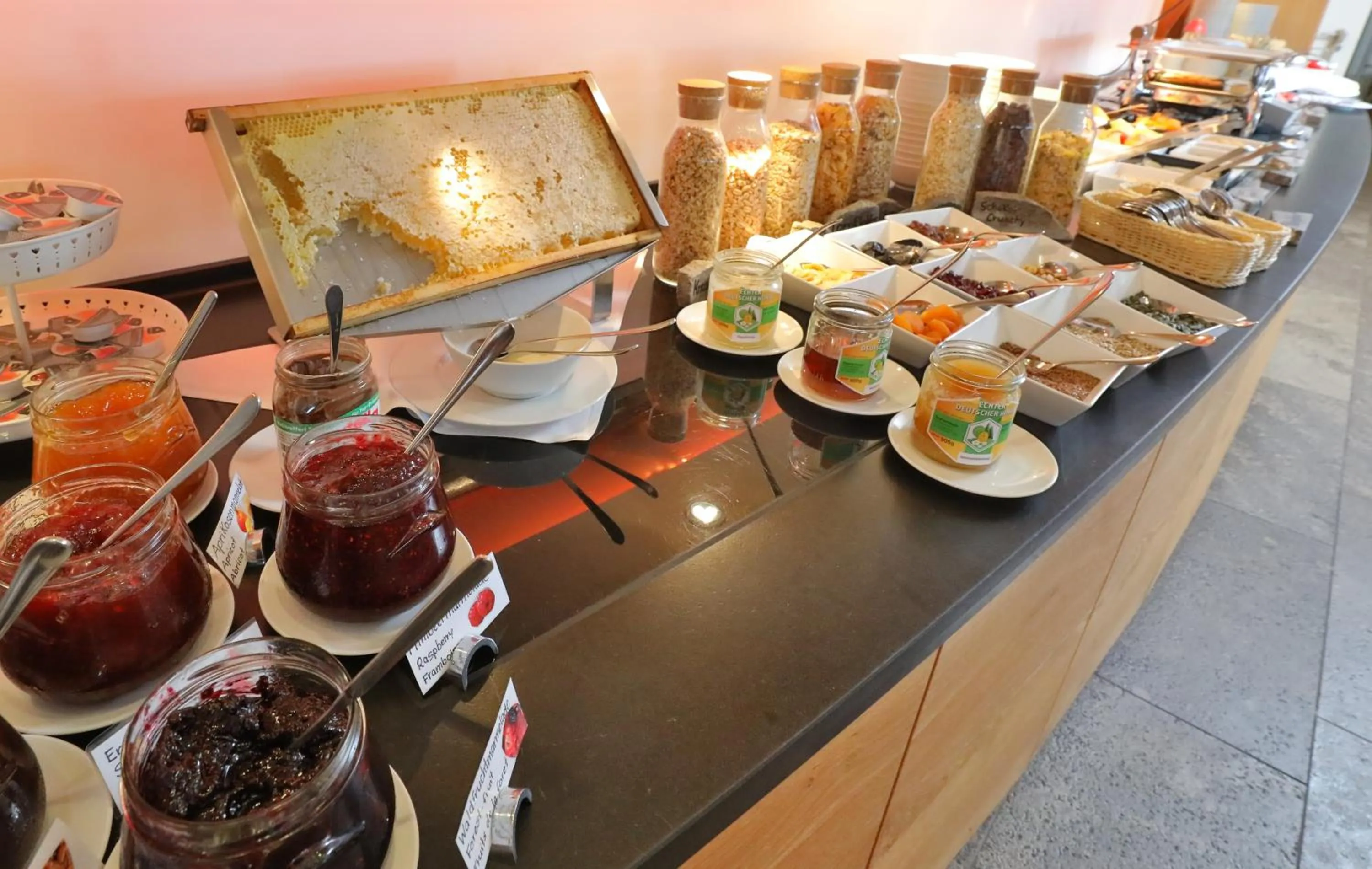 Restaurant/places to eat in Mawell Resort