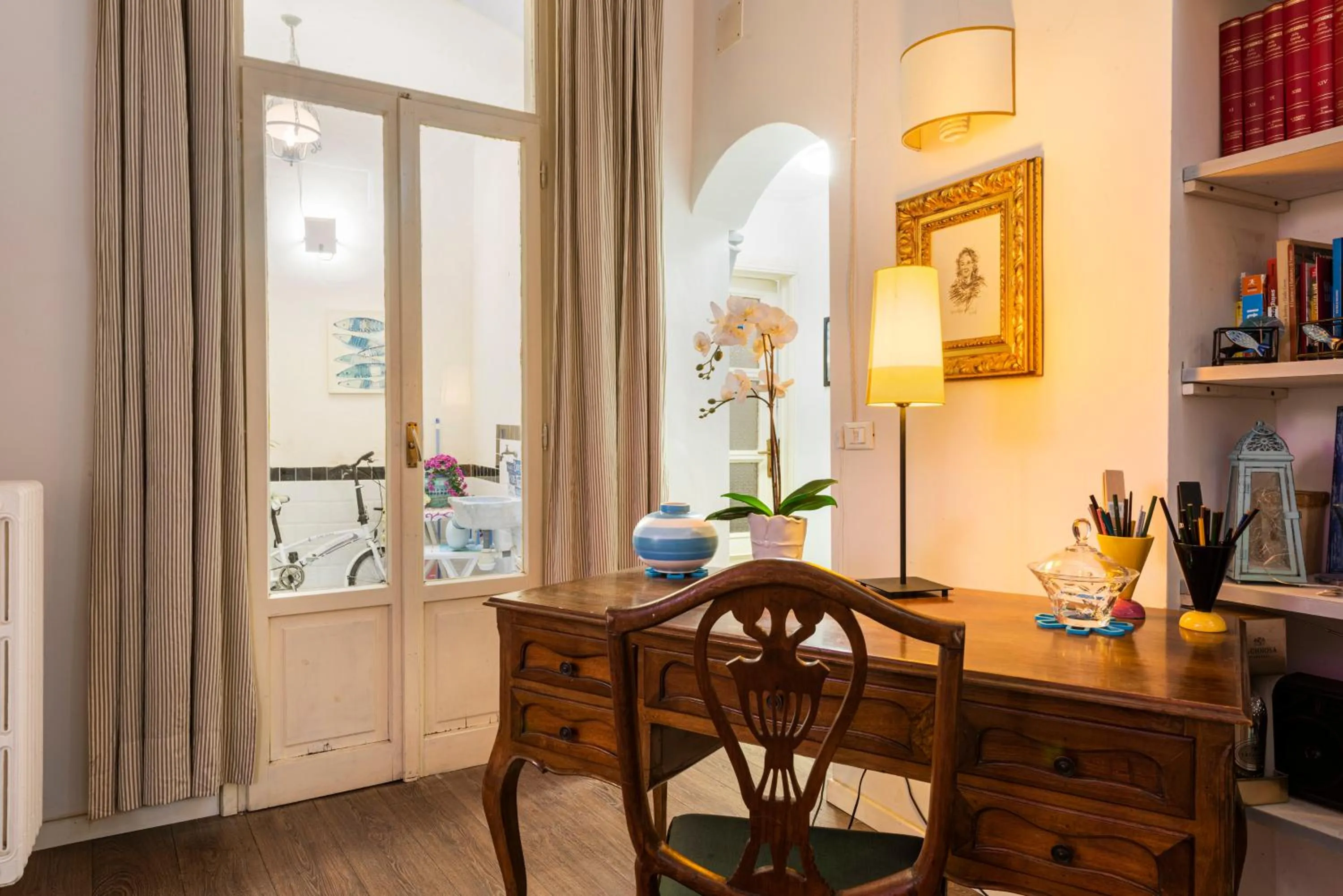 Dining area in Florence Hideaway by Mmega