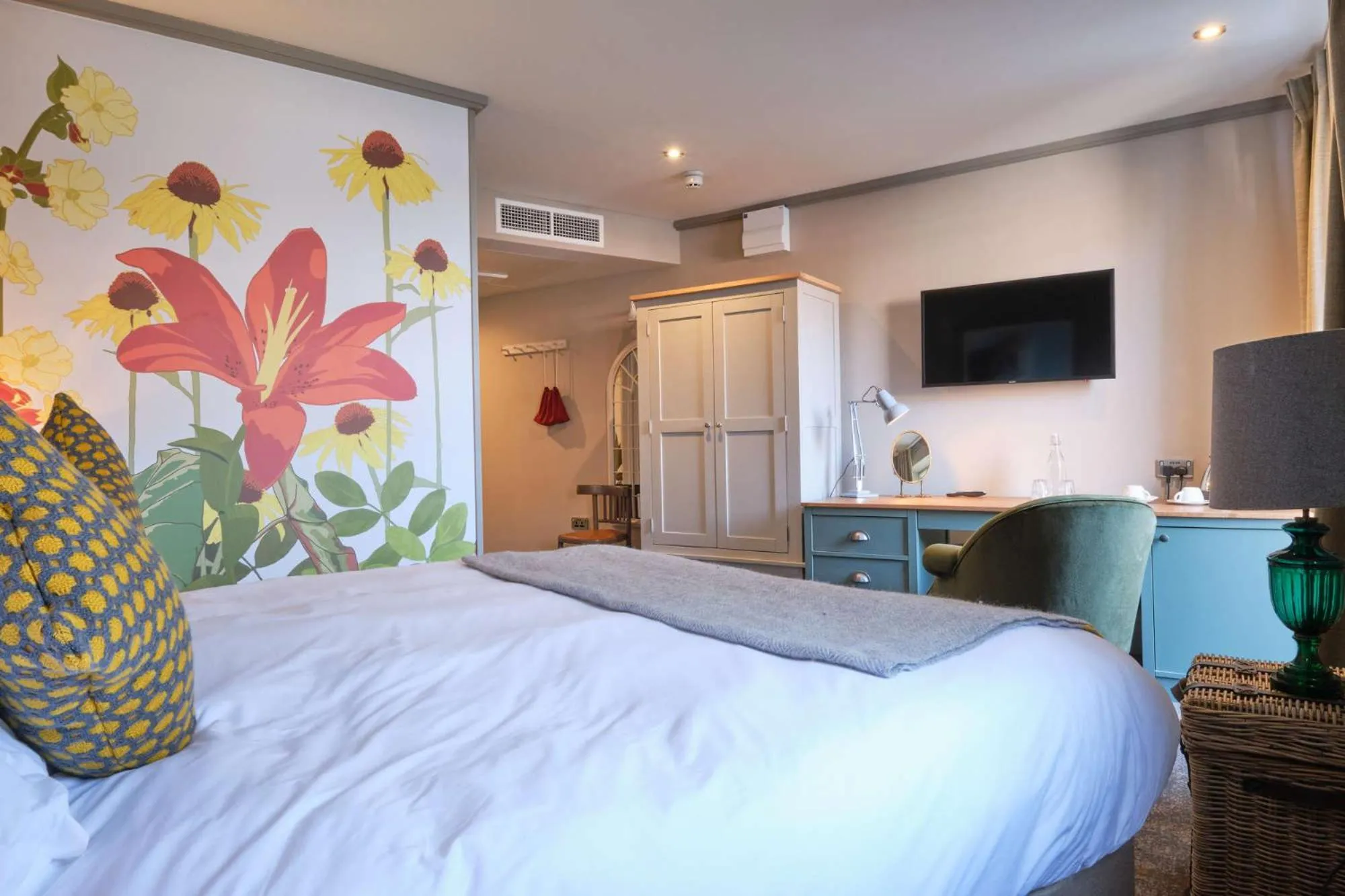 Bedroom, Bed in Dog and Fox