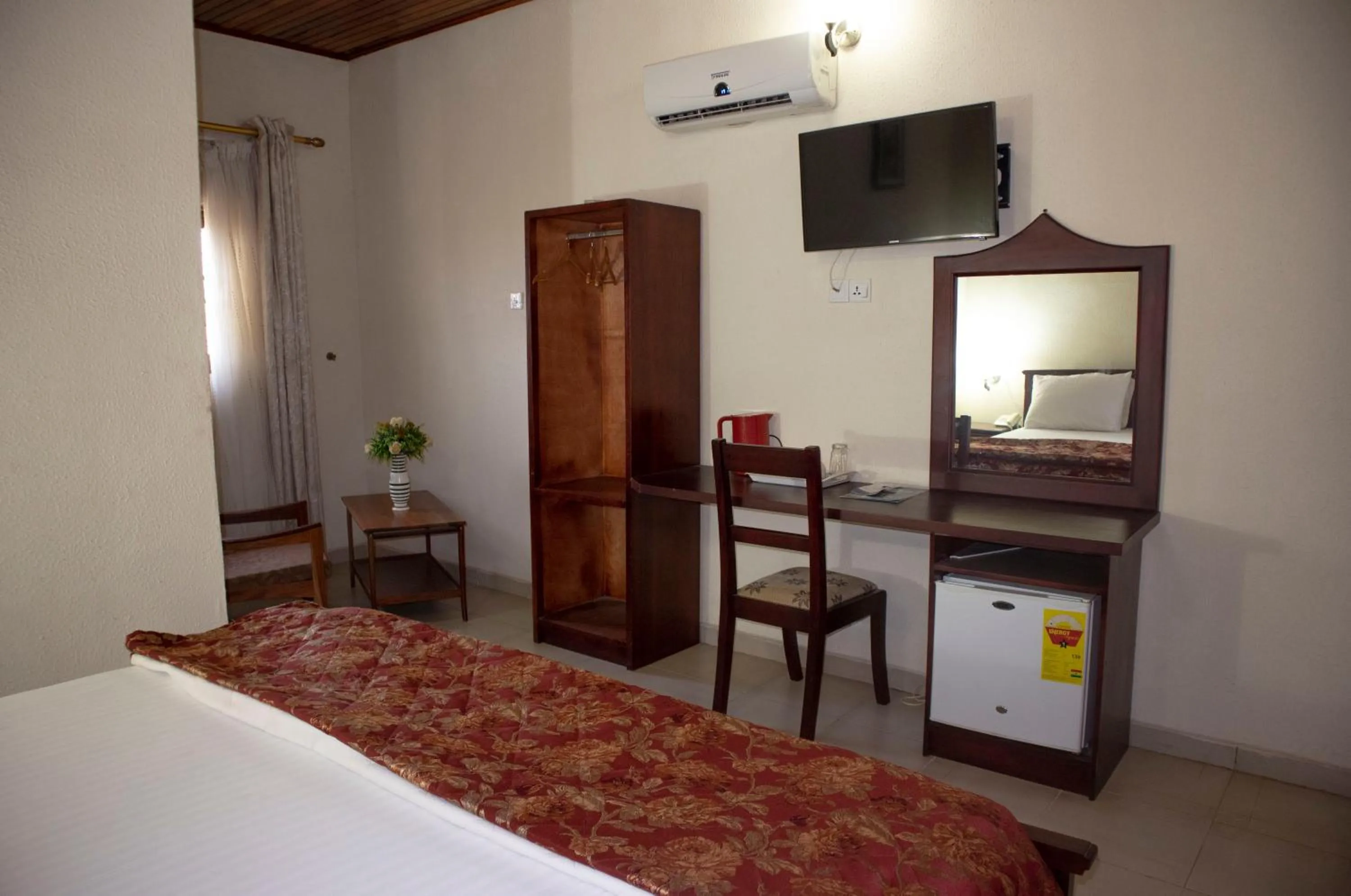 Photo of the whole room, Bed in Lou Ralph Hotel