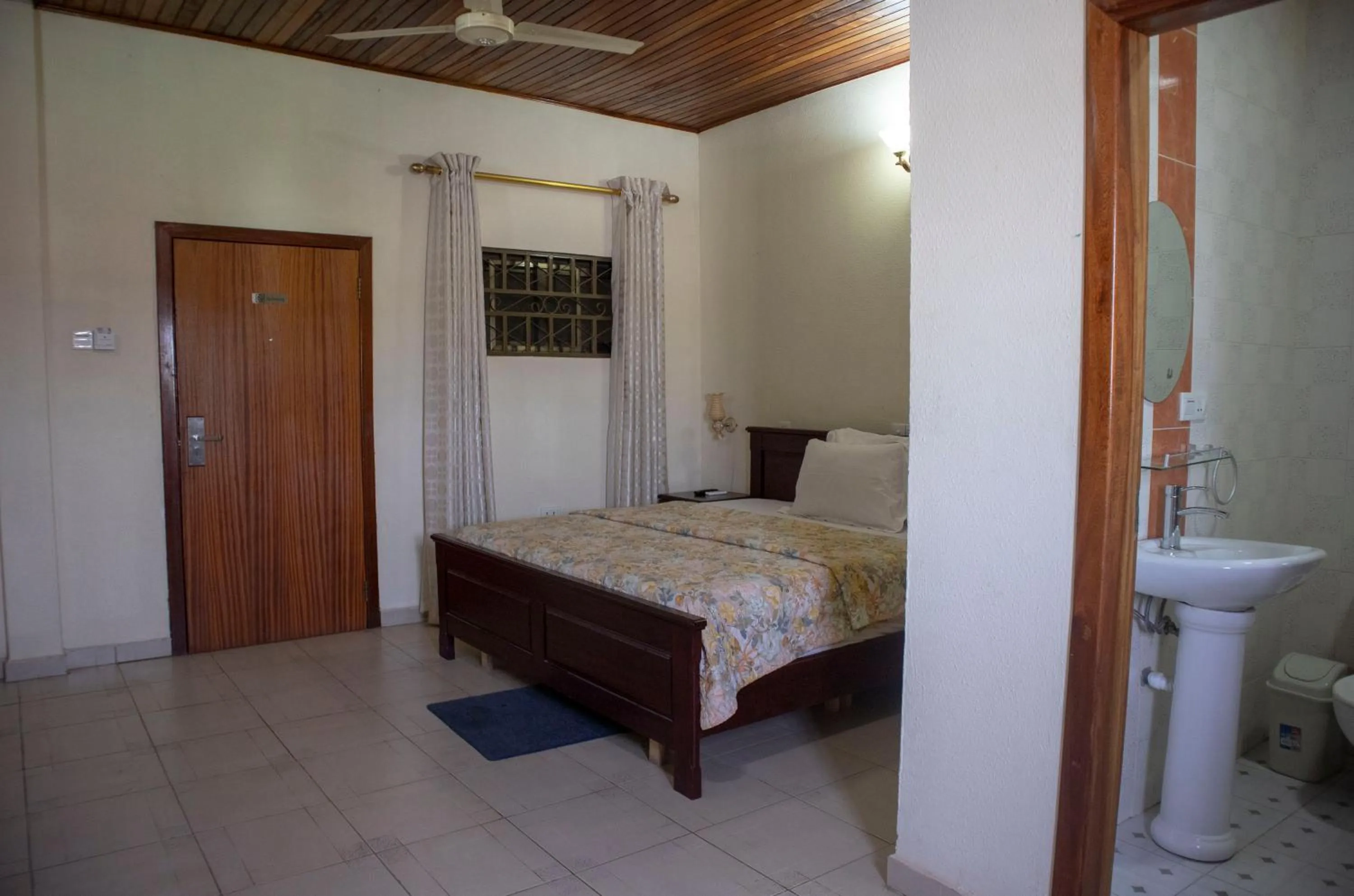 Photo of the whole room, Bed in Lou Ralph Hotel