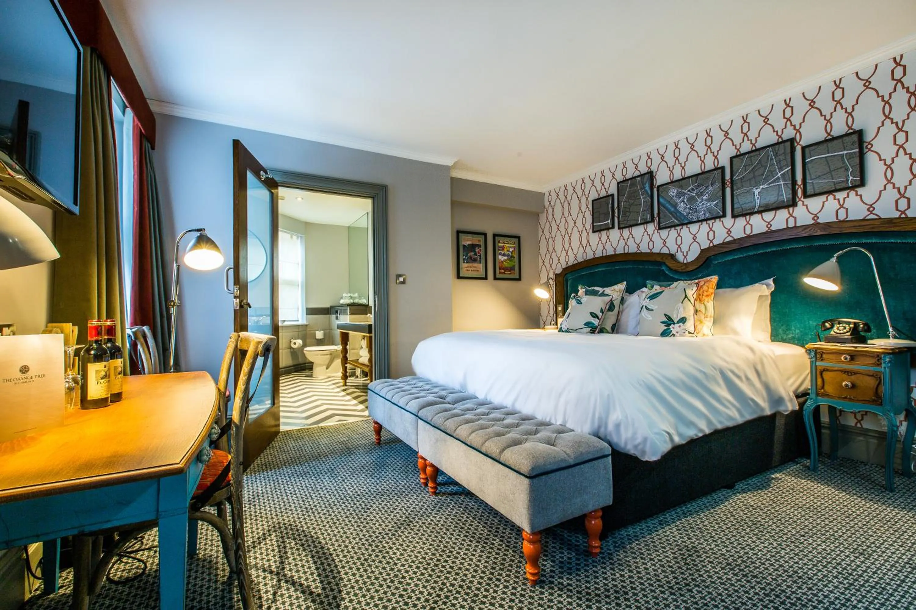 Photo of the whole room, Bed in Orange Tree