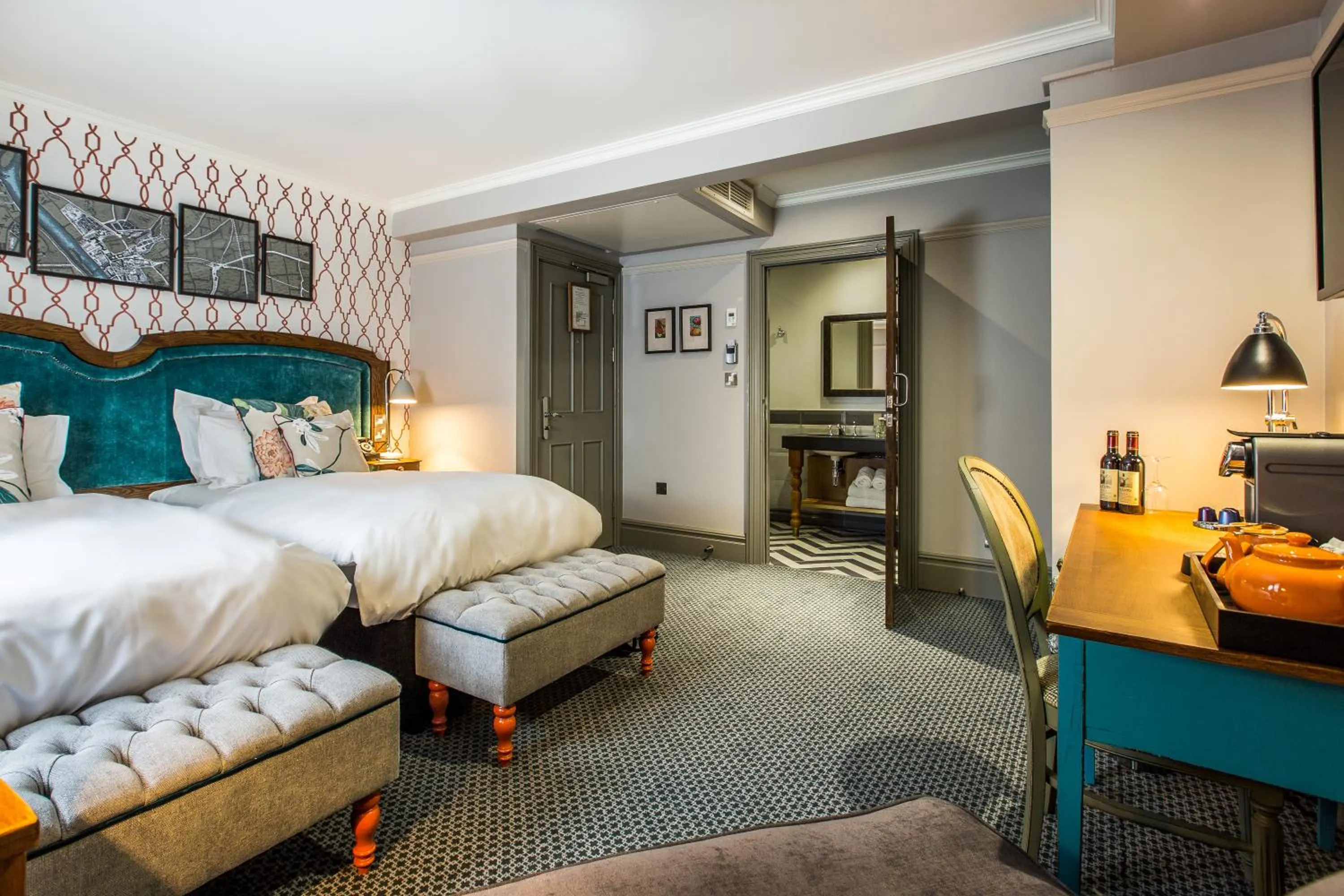 Photo of the whole room, Bed in Orange Tree