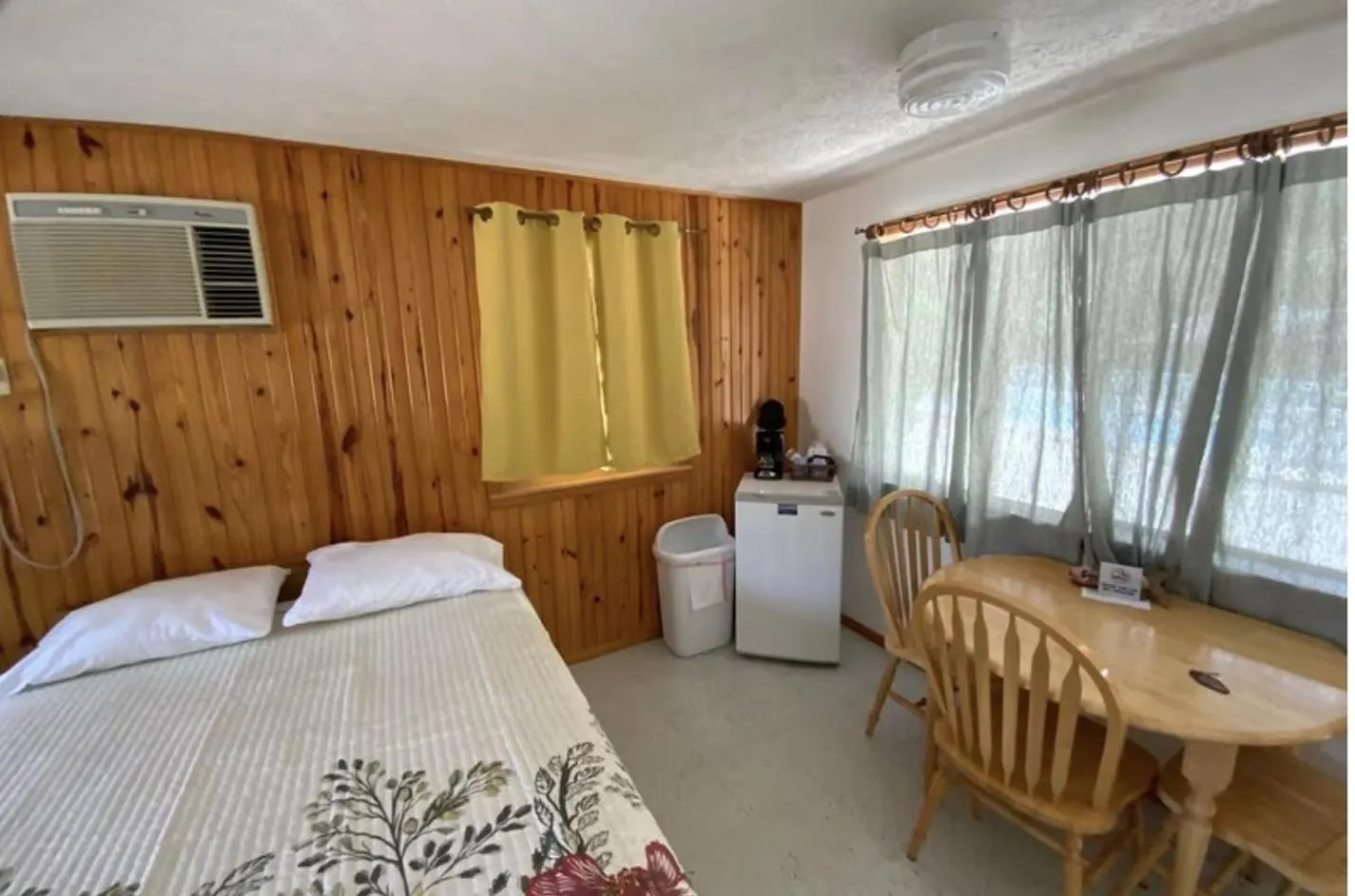 Dining area in Driftwood Resort Bull Shoals