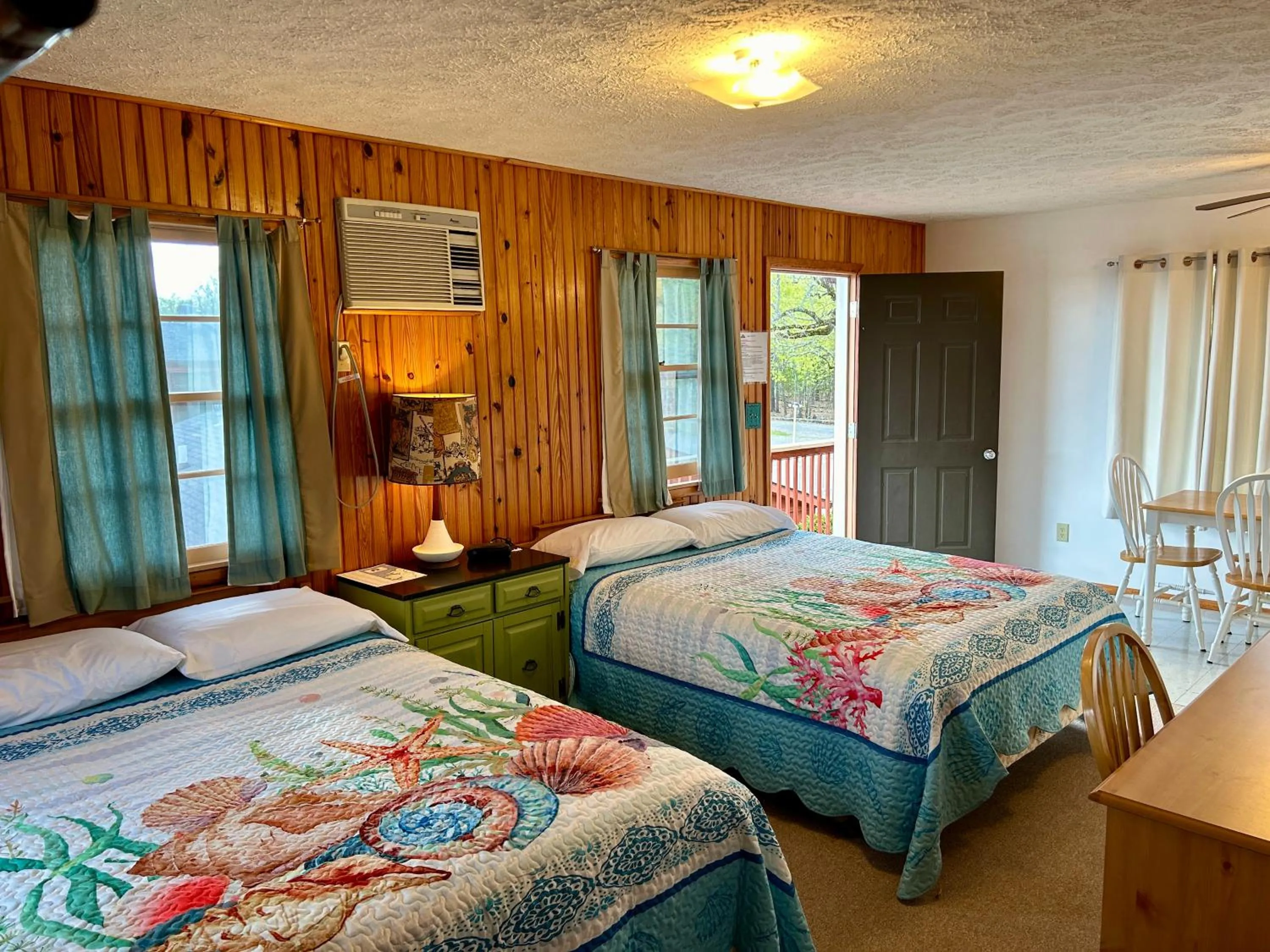 Bed in Driftwood Resort Bull Shoals