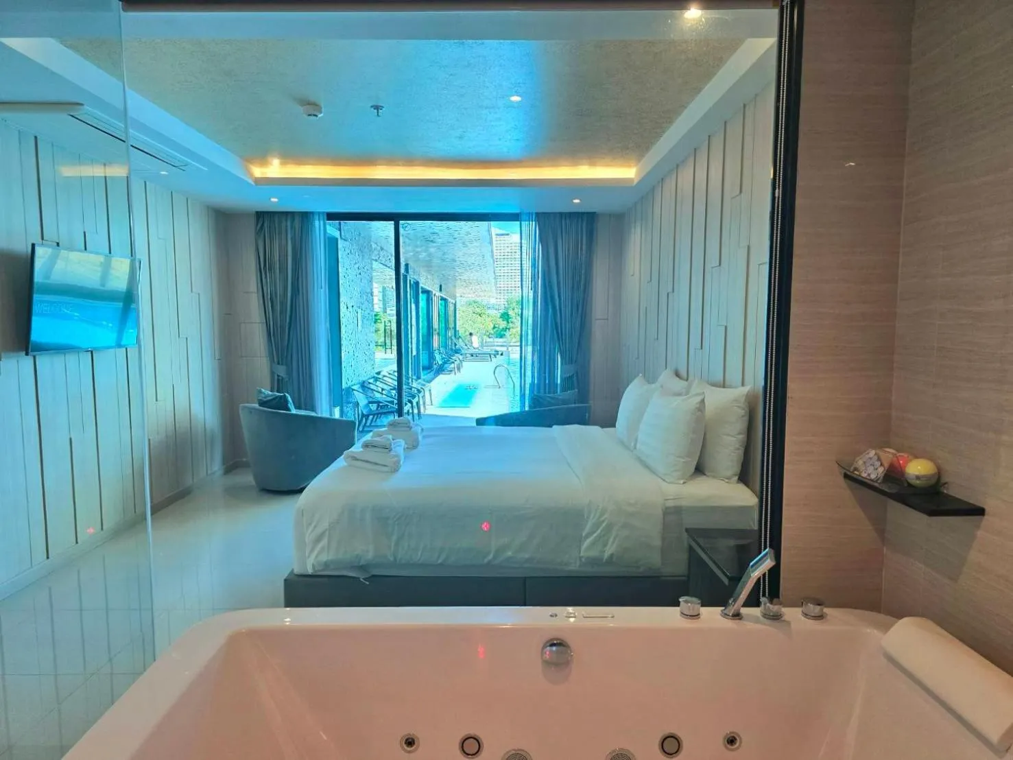 Photo of the whole room, Bed in THE TJ HOTEL Pattaya