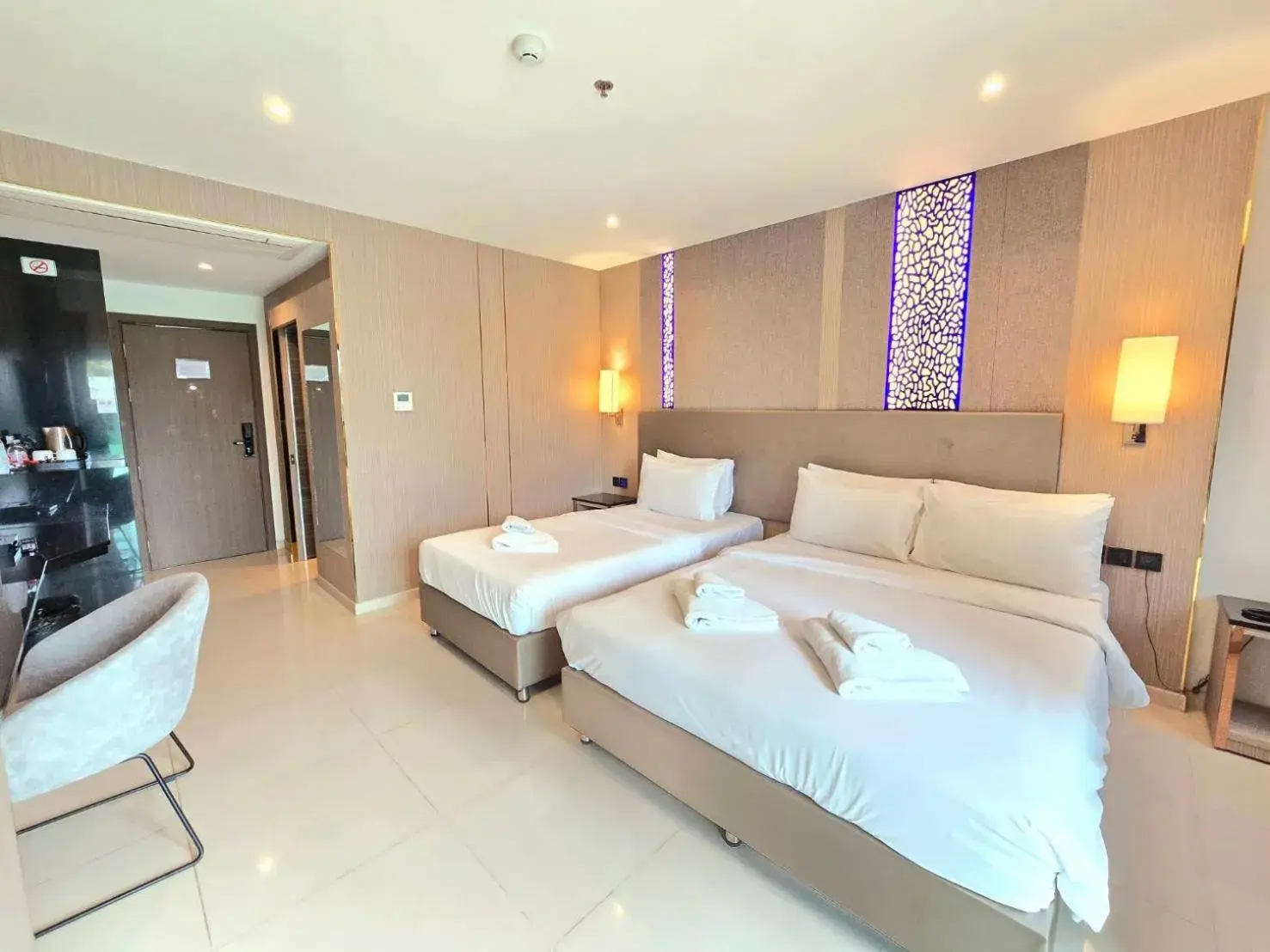 Deluxe Triple Room with Balcony in THE TJ HOTEL Pattaya Deluxe Triple Room with Balcony in THE TJ HOTEL Pattaya