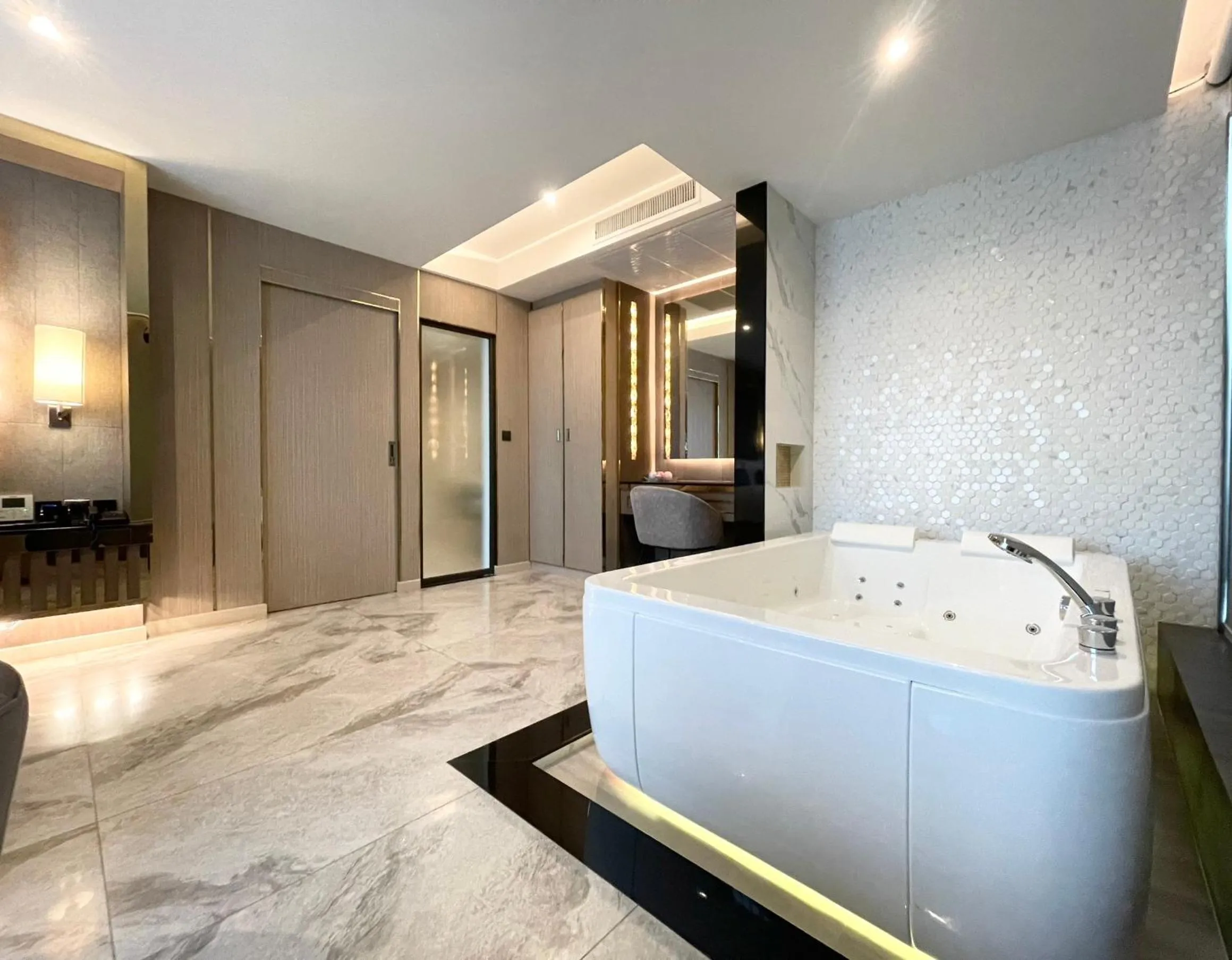 Photo of the whole room in THE TJ HOTEL Pattaya