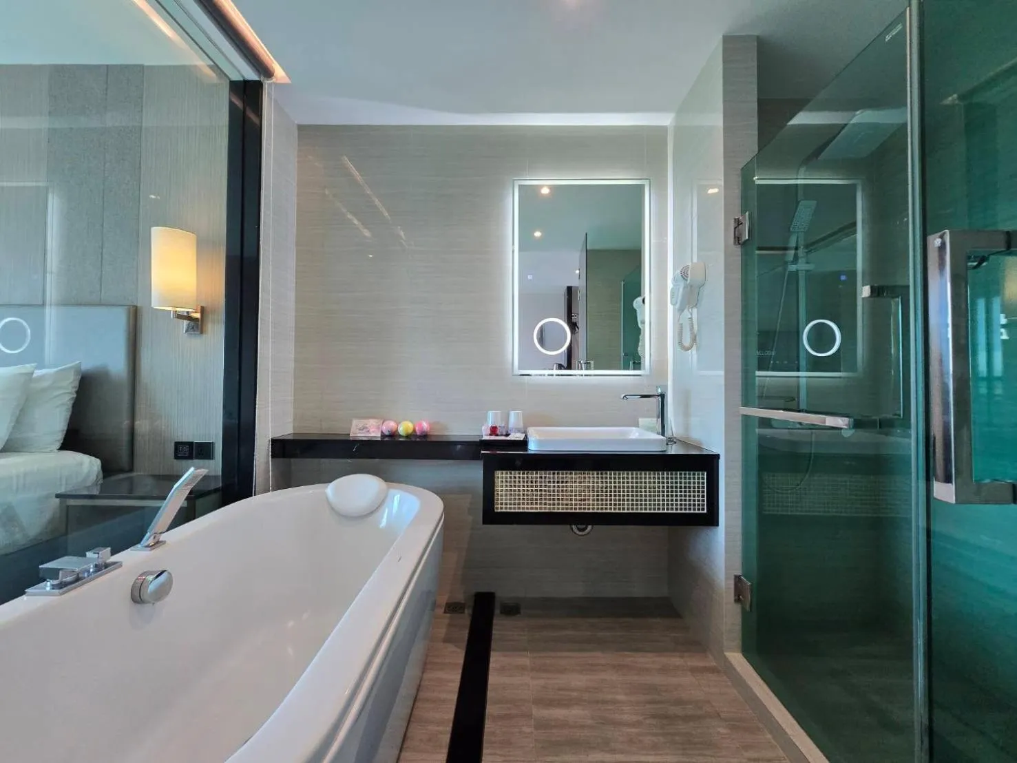 Bathroom, Bed in THE TJ HOTEL Pattaya