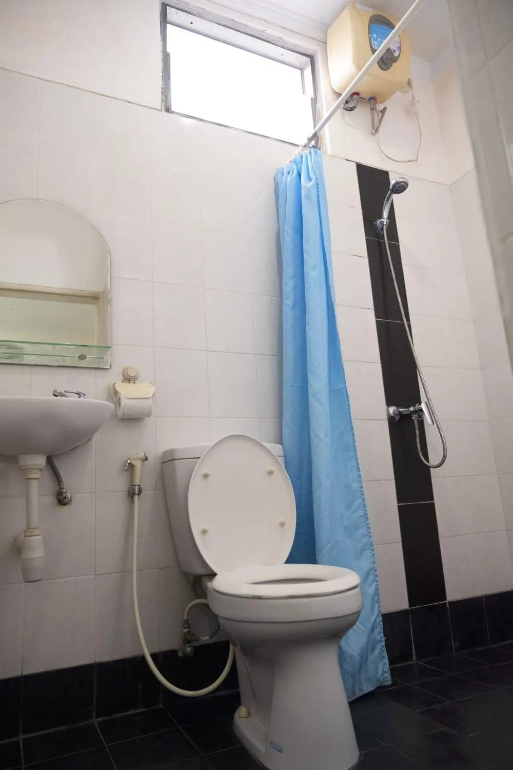 Bathroom in Gaing Mas Residence By Gaing Mas Group