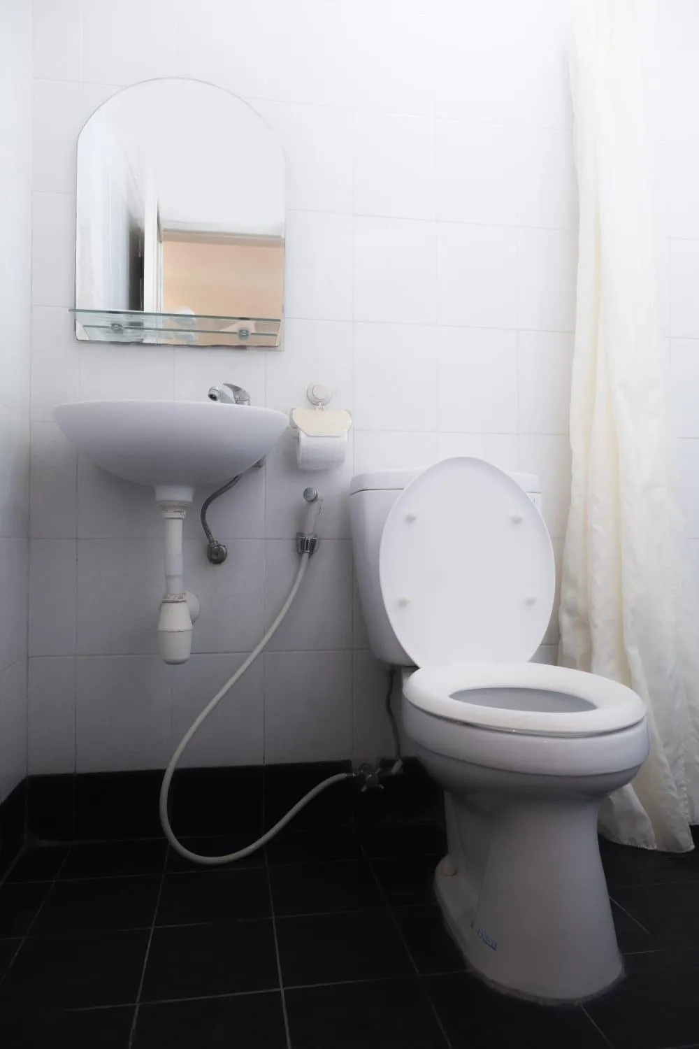 Toilet in Gaing Mas Residence By Gaing Mas Group