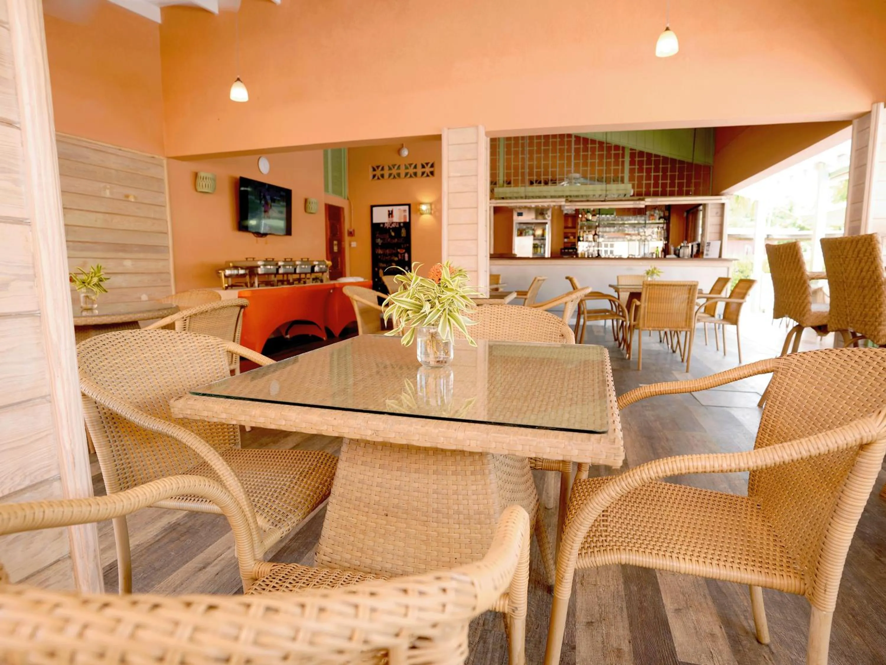 Restaurant/places to eat in Worthing Court Apartment Hotel