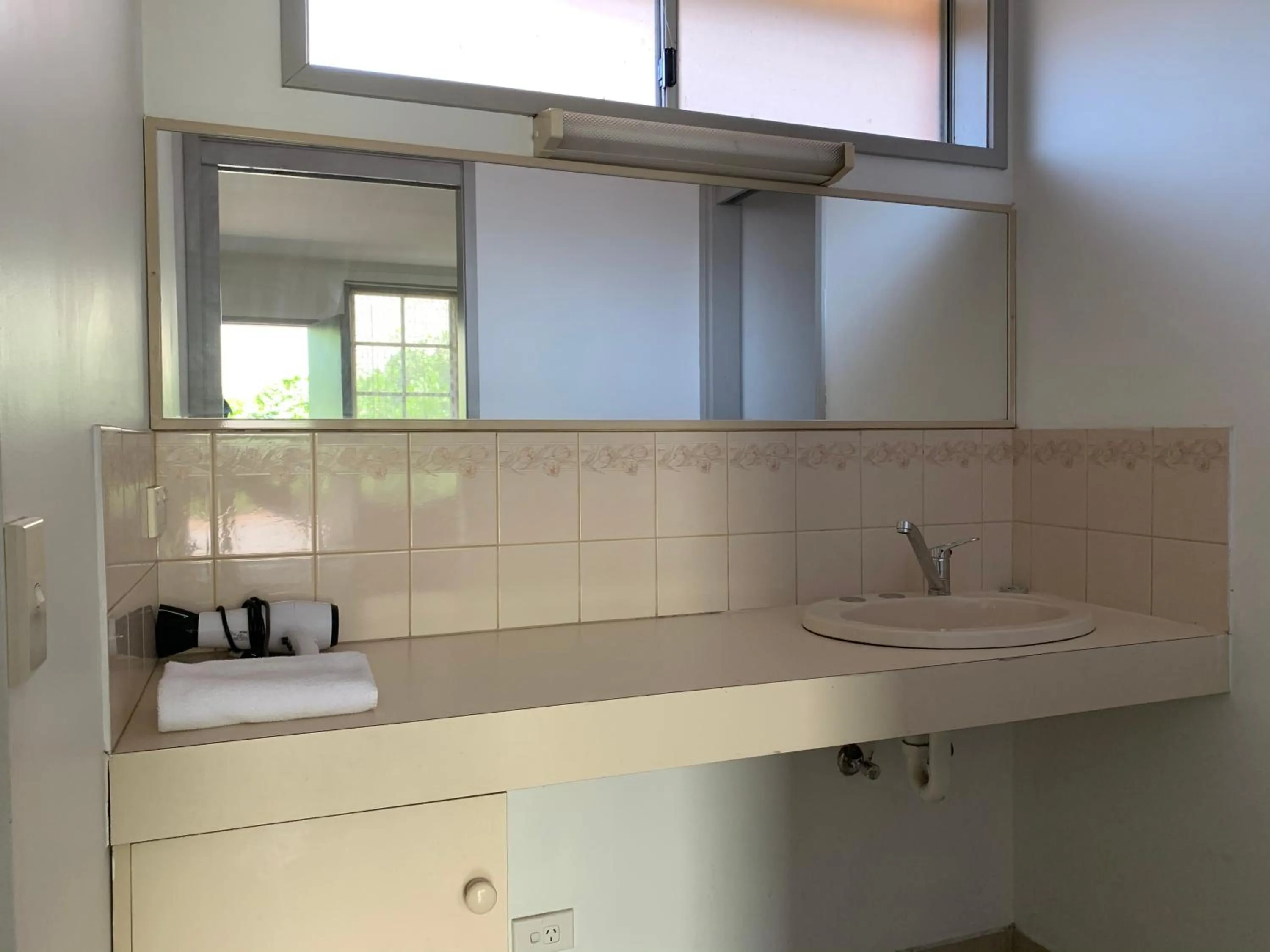 Bathroom in Beaconsfield Lodge Motel