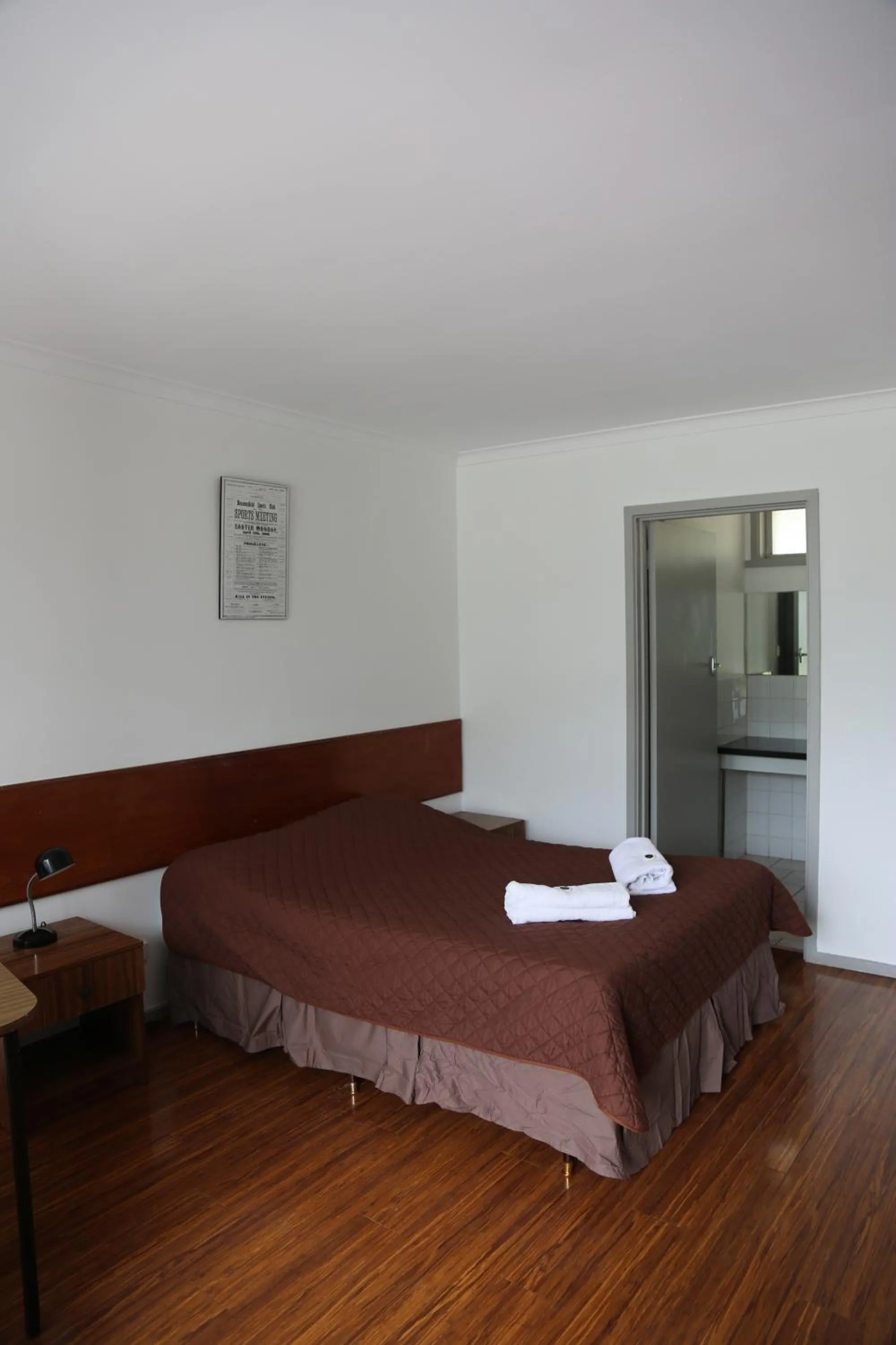 Bed in Beaconsfield Lodge Motel