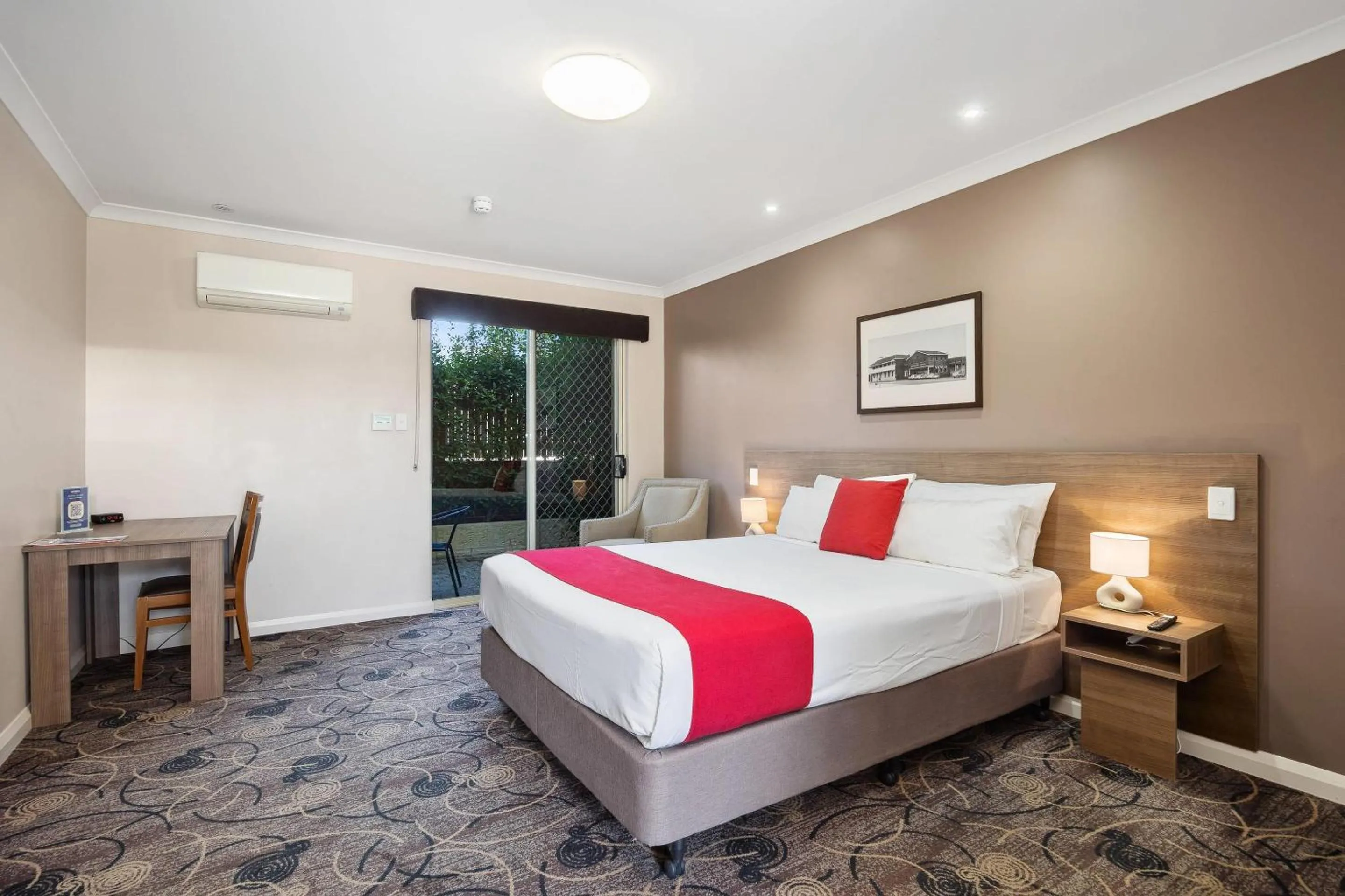 Bedroom, Bed in Quality Hotel Bayswater
