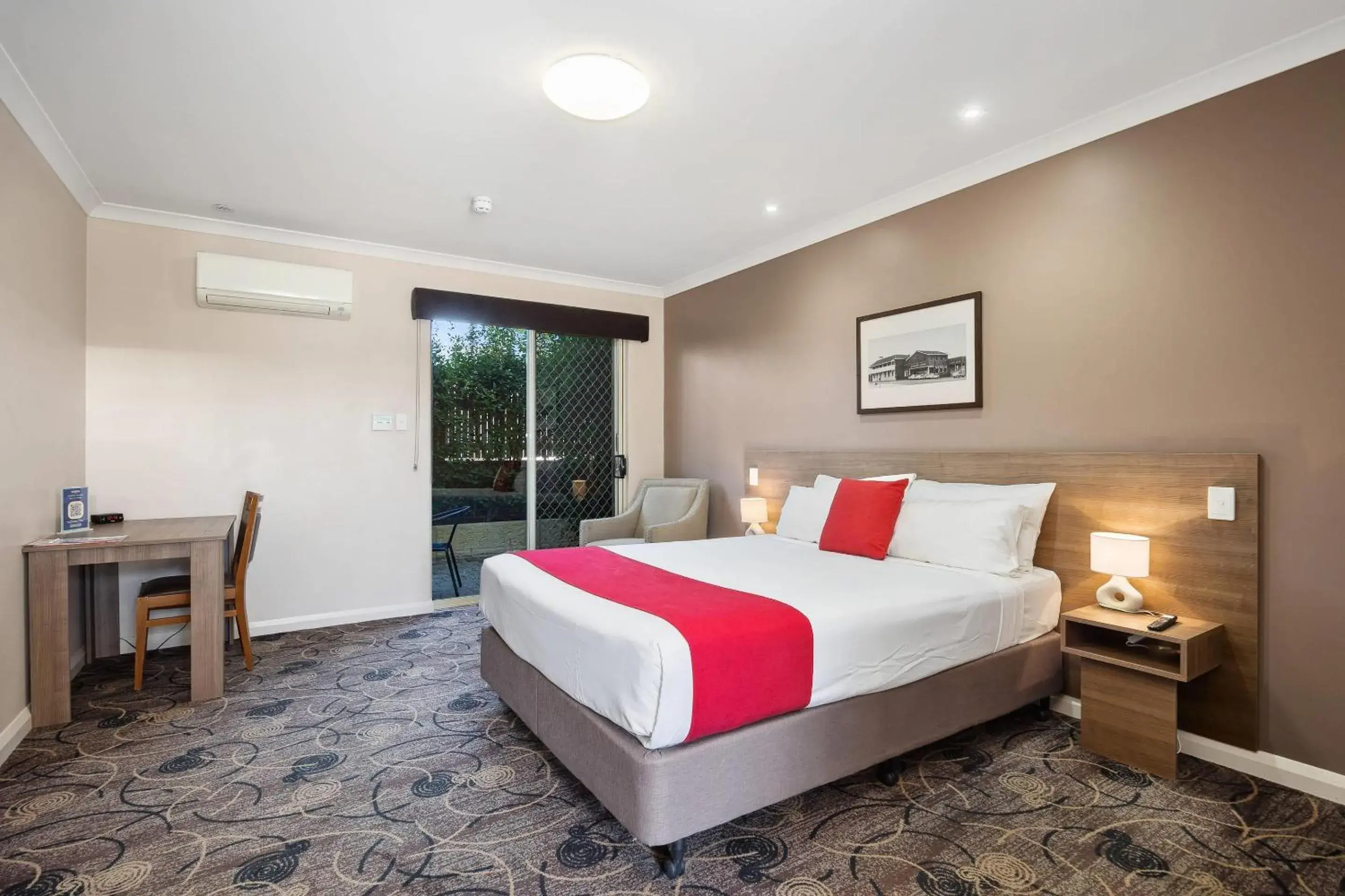 Premium Queen Room in Quality Hotel Bayswater Premium Queen Room in Quality Hotel Bayswater