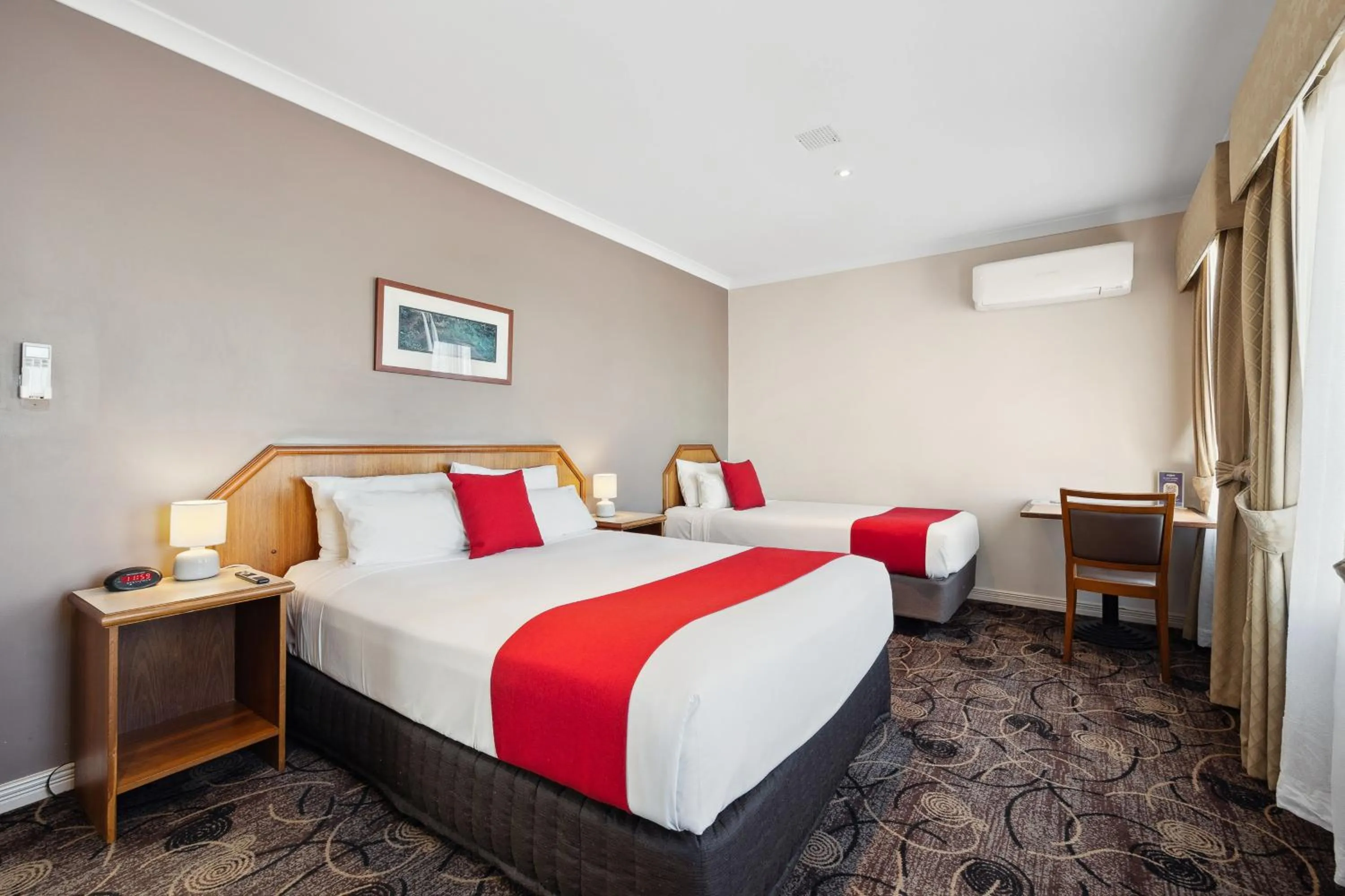 TV and multimedia, Bed in Quality Hotel Bayswater
