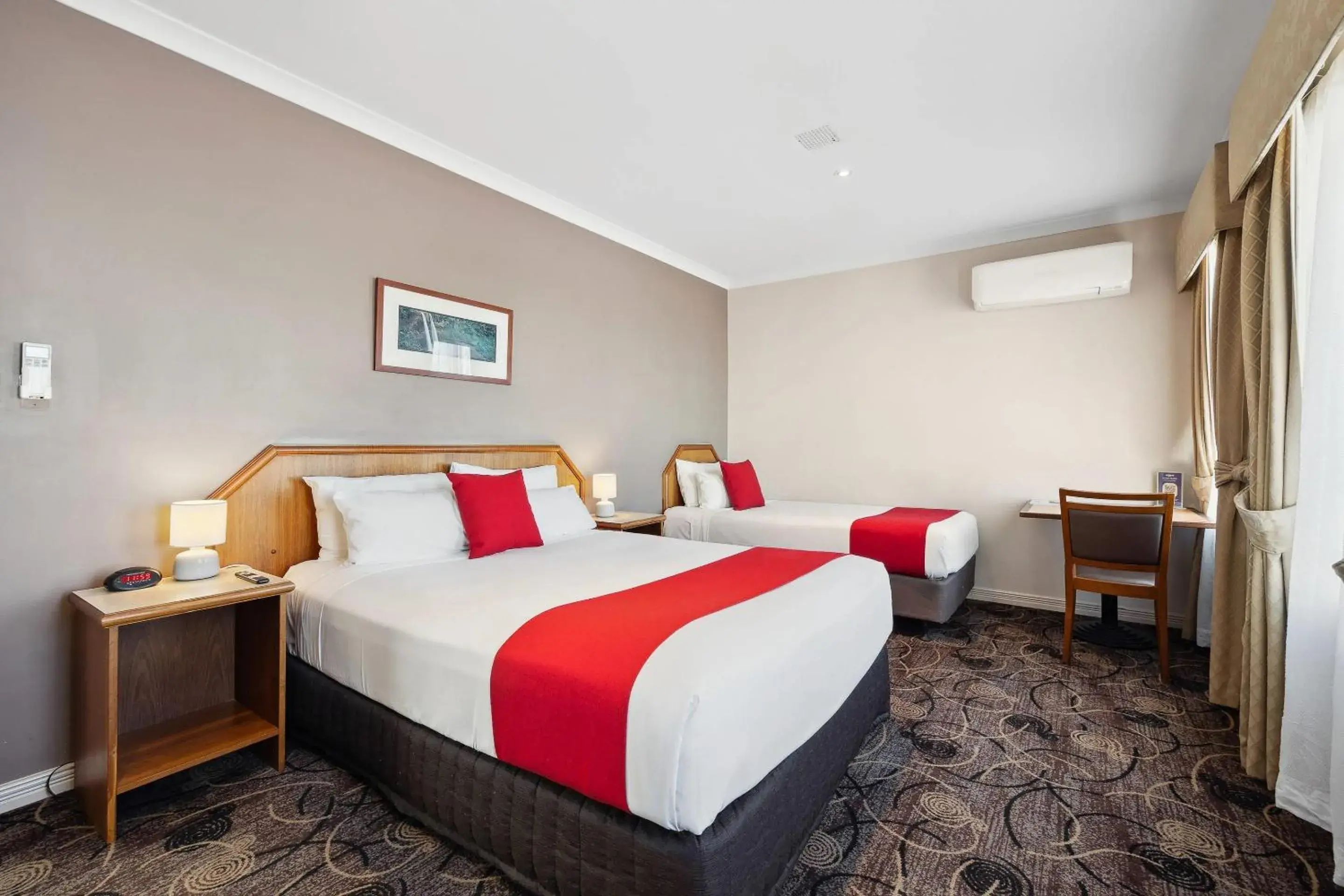 Standard Triple Room in Quality Hotel Bayswater Standard Triple Room in Quality Hotel Bayswater