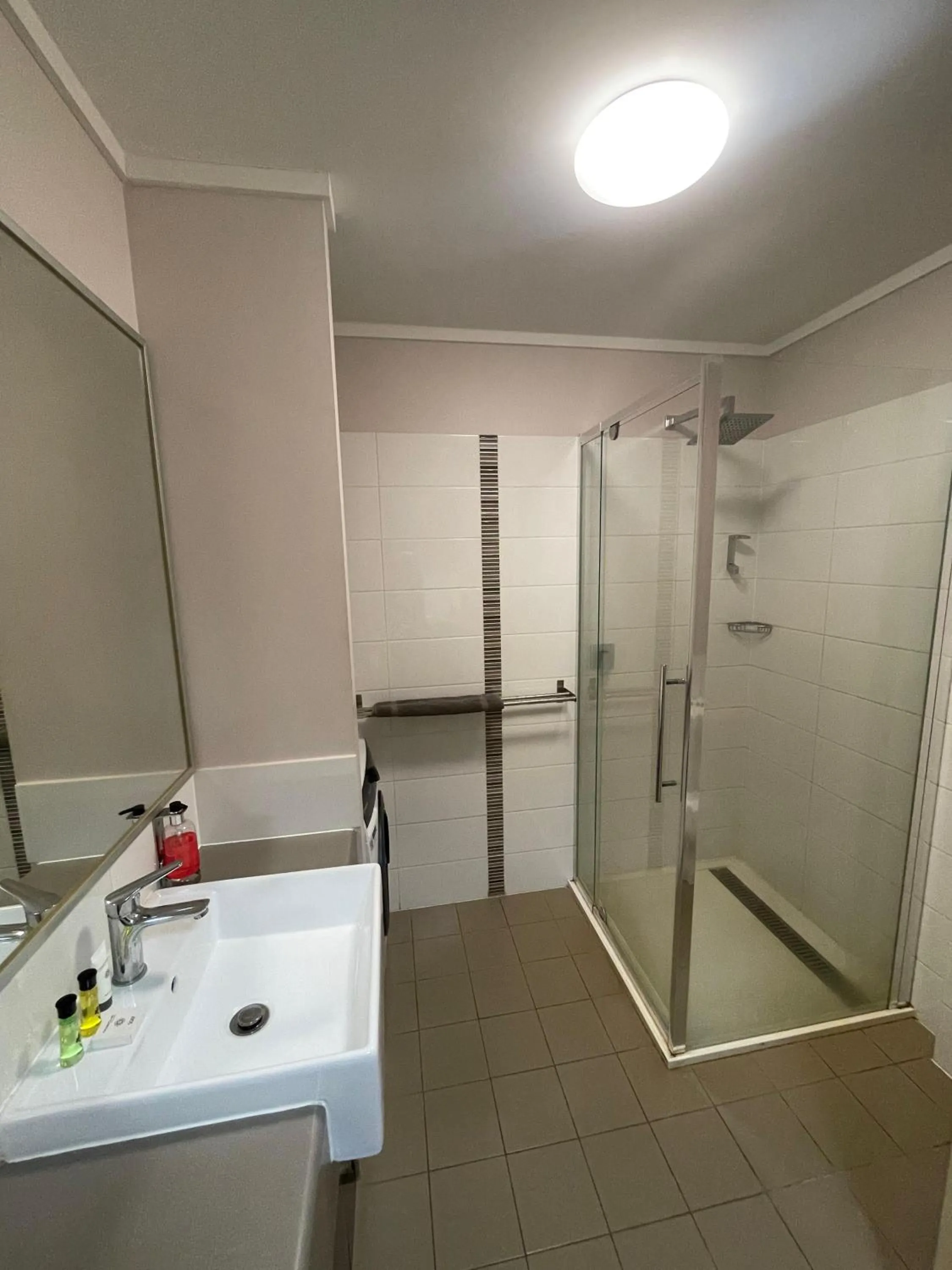 Shower in Spinifex Hotel