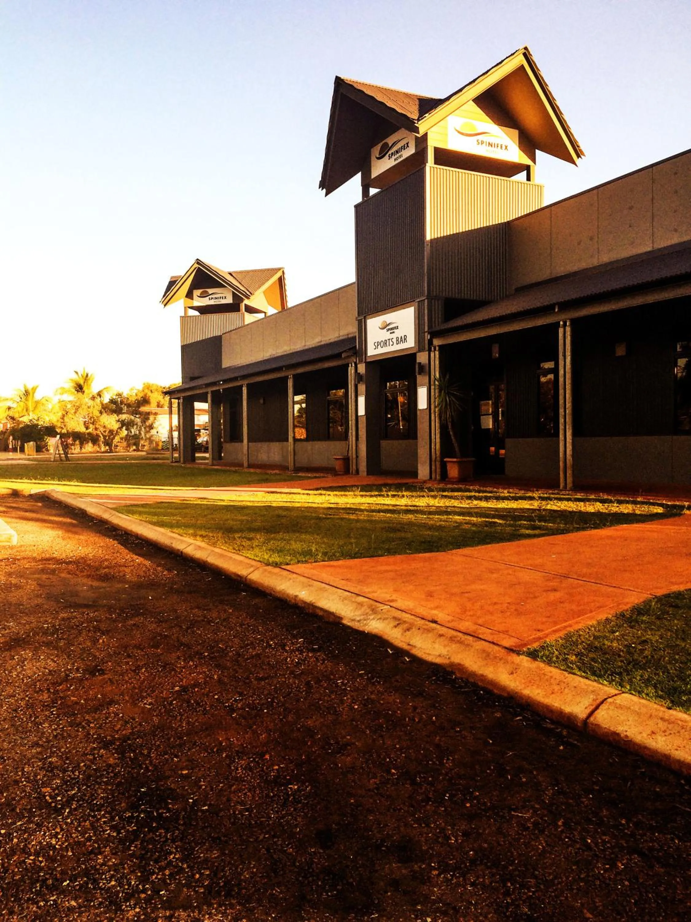 Facade/entrance in Spinifex Hotel